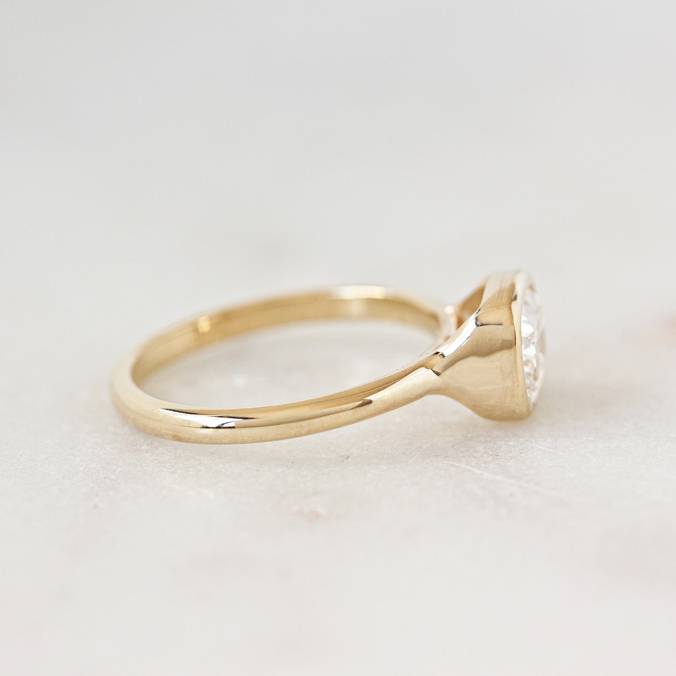 East West Cushion Cut Solitaire Bezel טבעת אירוסין - ירקן