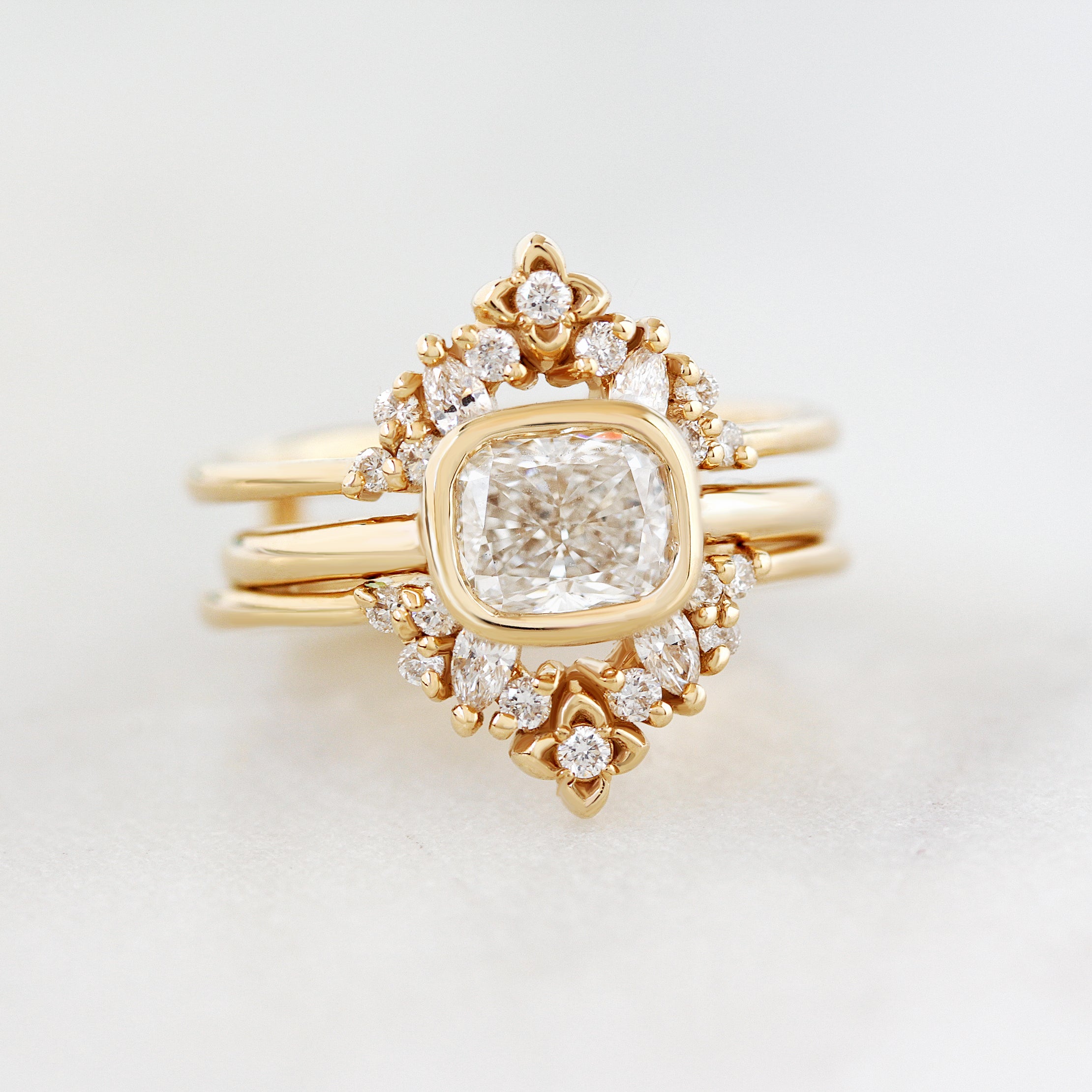 East West Cushion Cut Solitaire Bezel טבעת אירוסין - ירקן