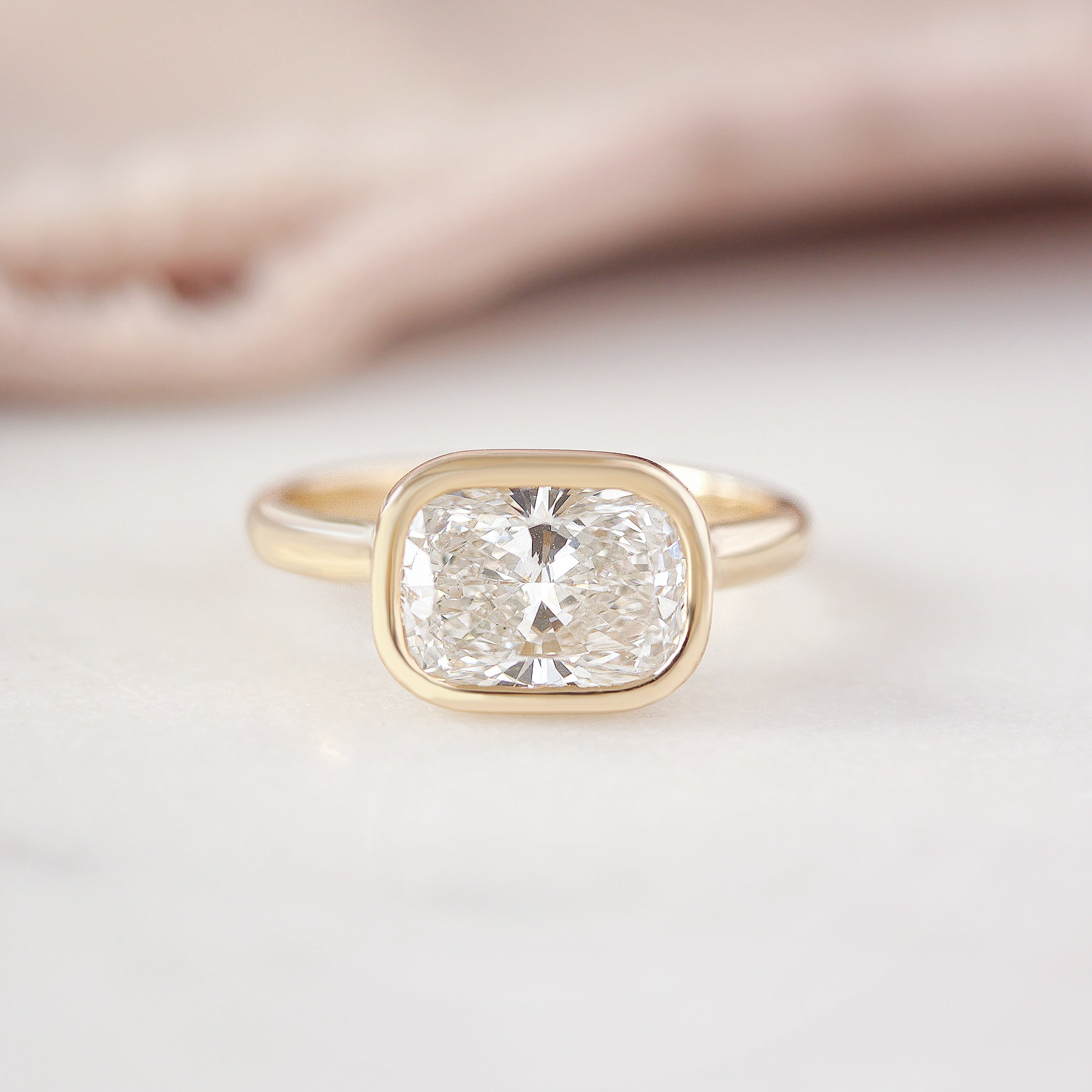 East West Cushion Cut Solitaire Bezel טבעת אירוסין - ירקן