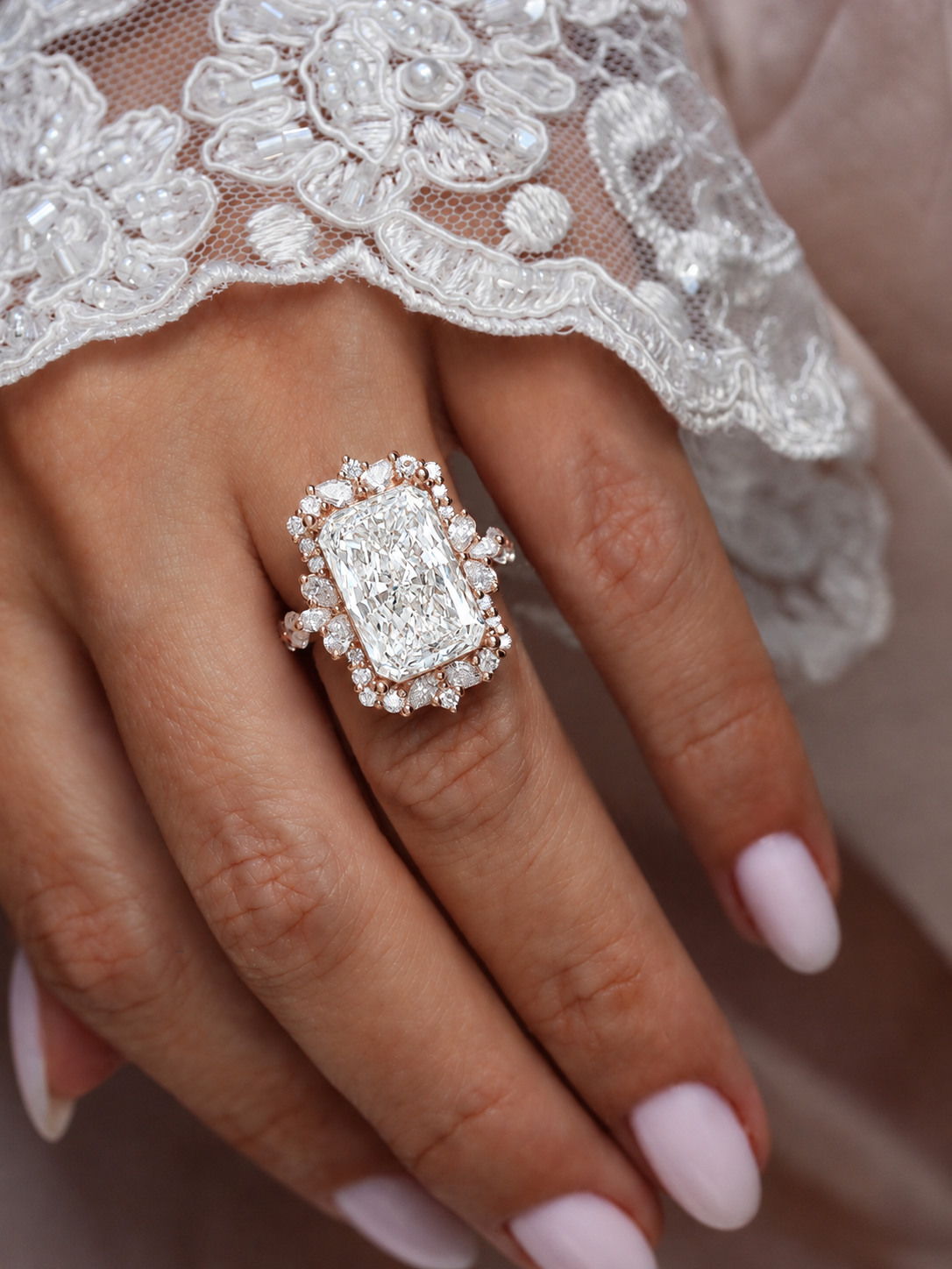 טבעת אירוסין מלכותית "בלרינה" עם יהלום מעבדה 9 קראט בחיתוך רדיאנט – ונציה