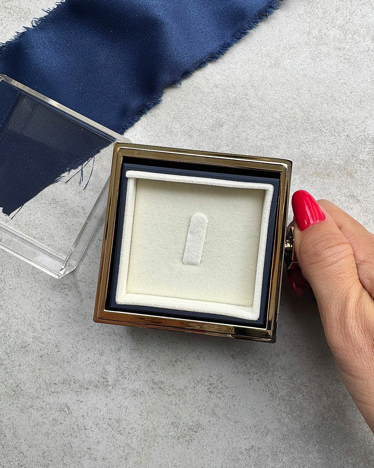 Turning Rose Proposal Ring Box - Jewelry Box