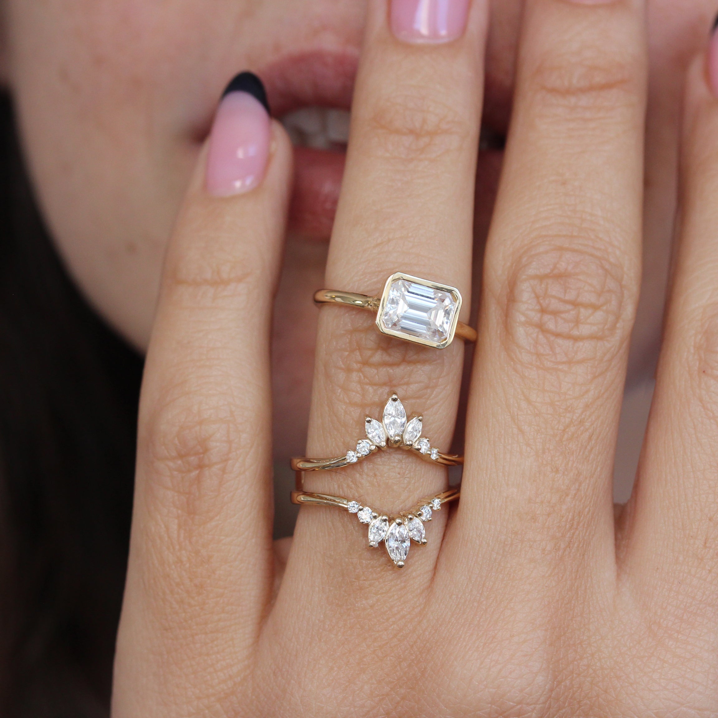 East West Emerald Cut Solitaire טבעת אירוסין - ירקן