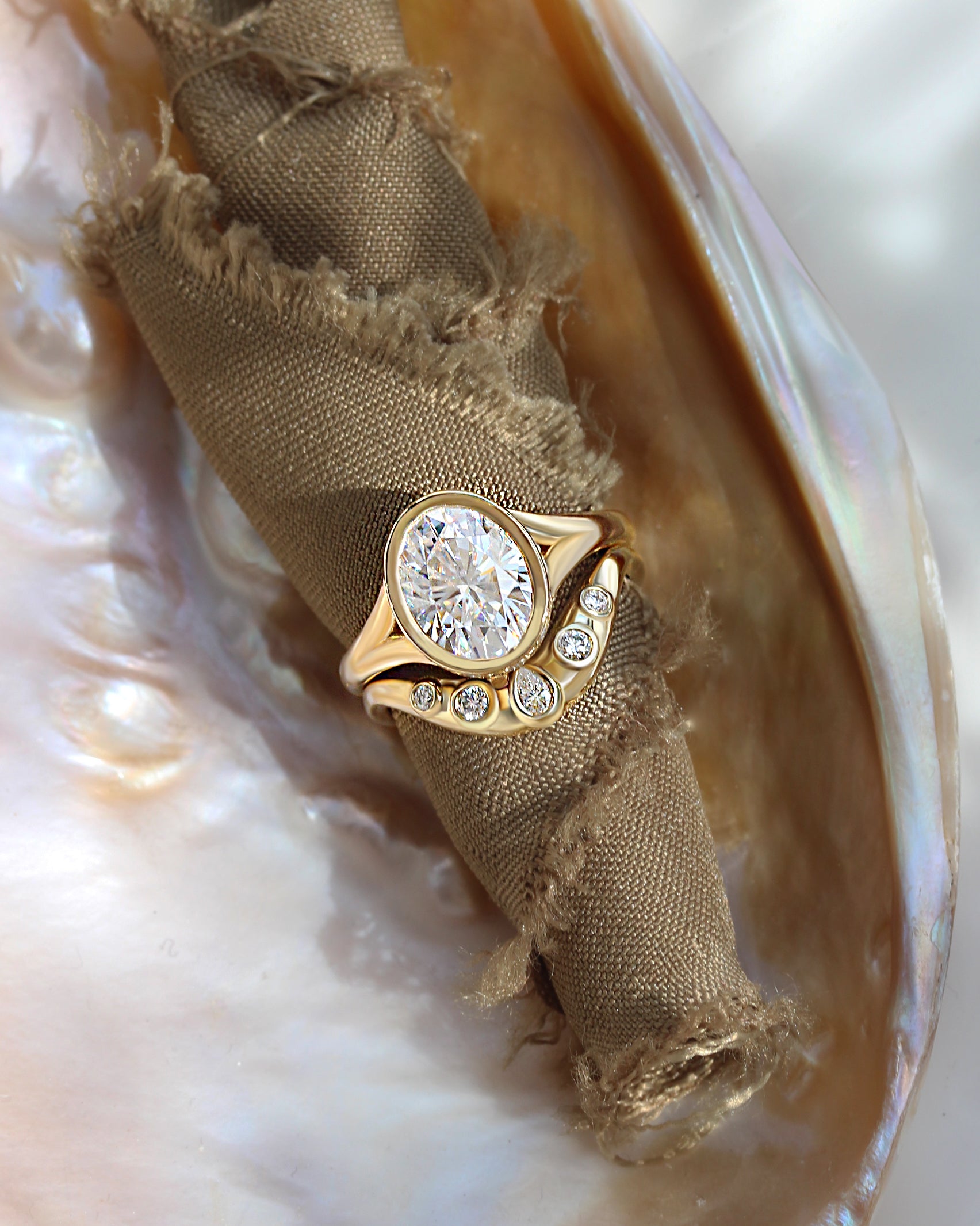 הצהרה Marquise Diamond Curve Wedding Sideband Mila Pear ♥