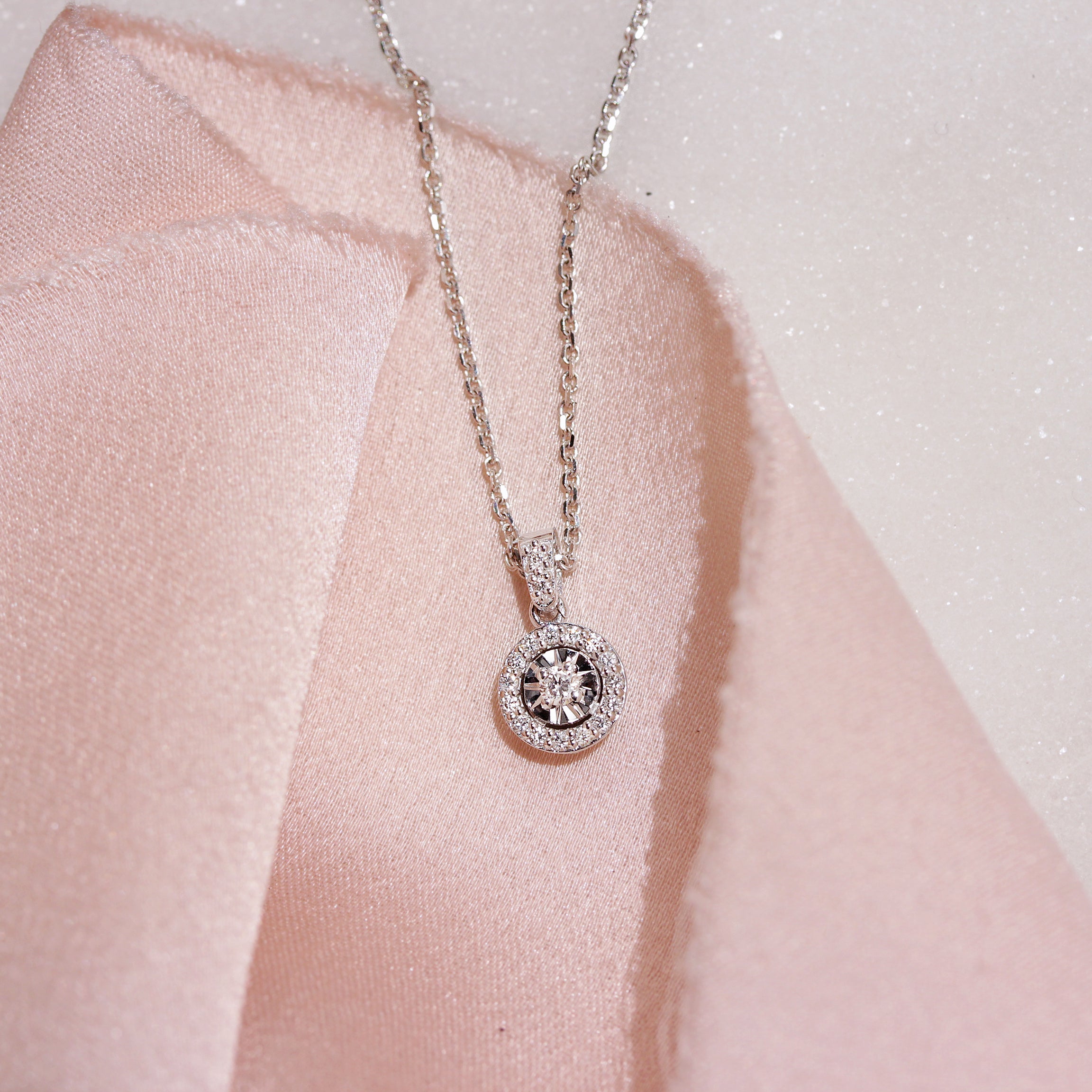 Diamonds halo elegant Pendant Necklace Basic