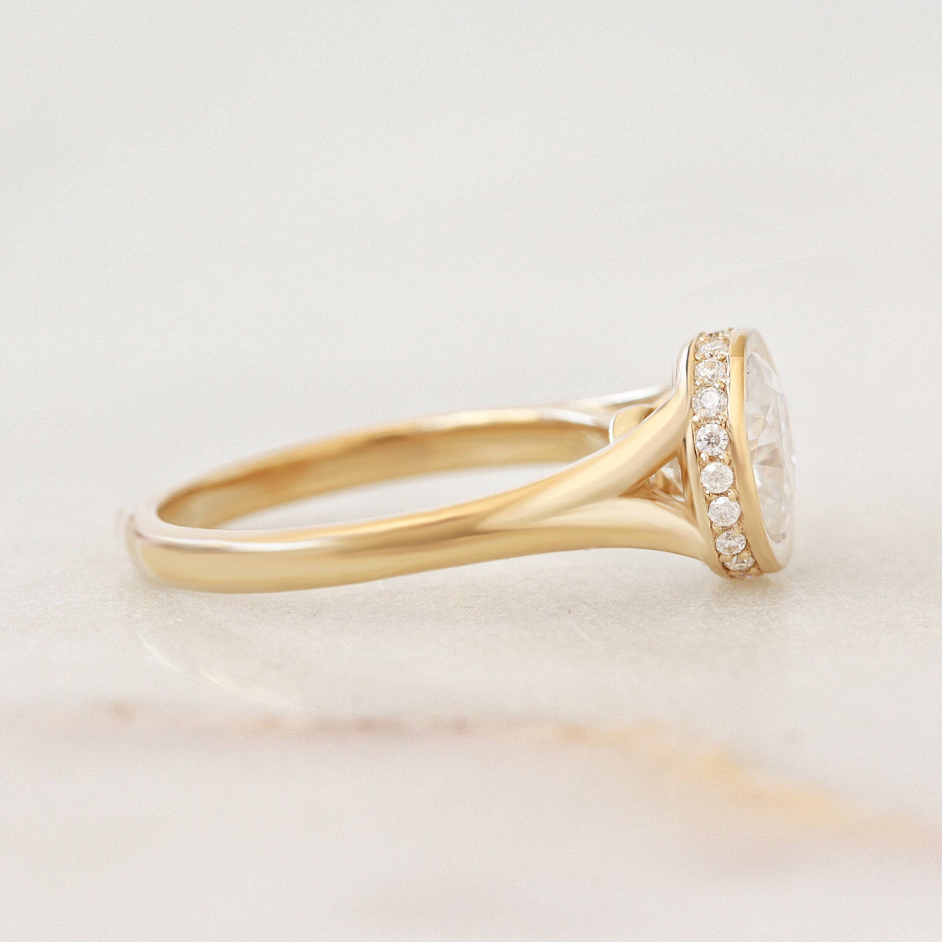 סט מסגרת, יהלום סגלגל, Hidden Halo, טבעת אירוסין ייחודית אורבן ♥