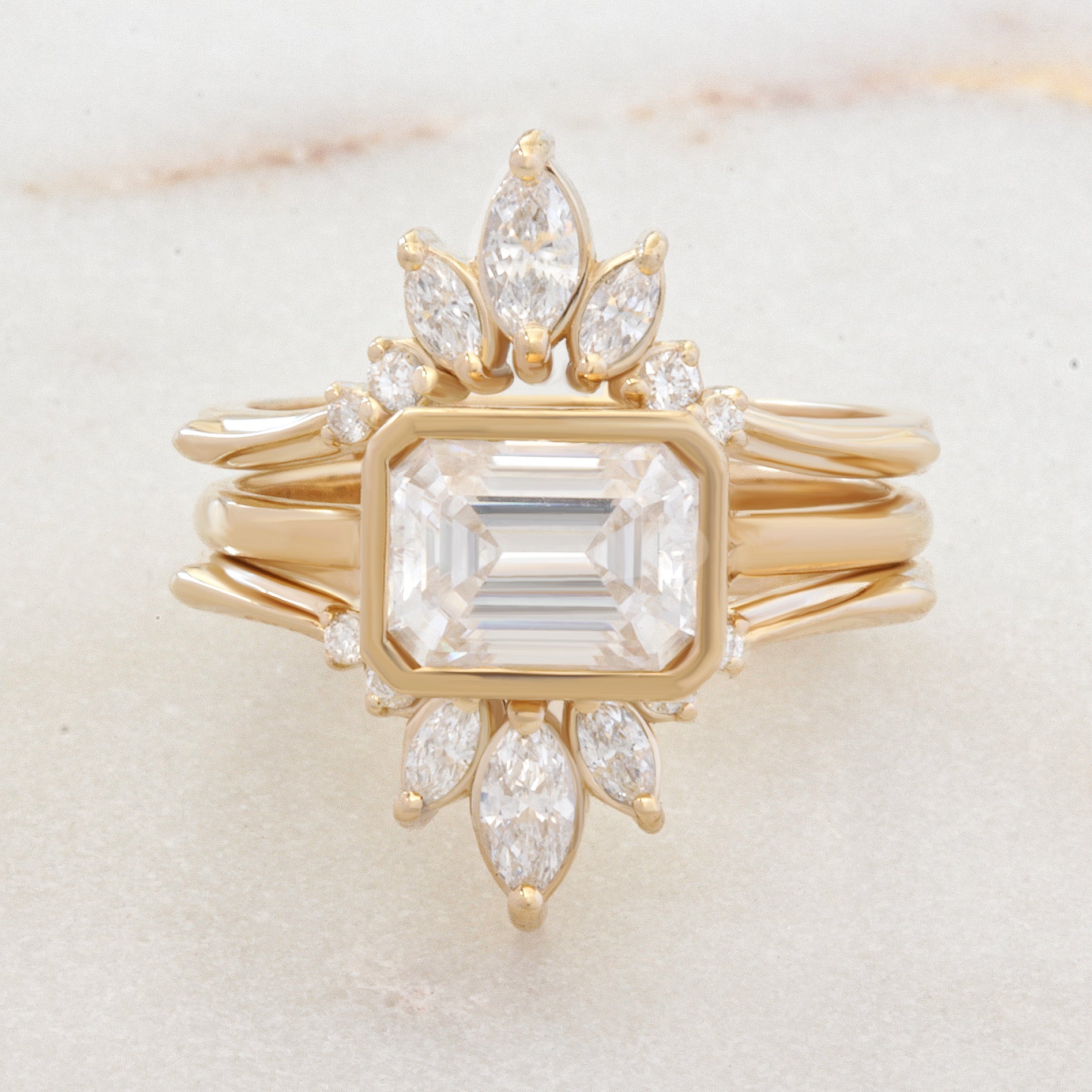 סט סוליטר בחיתוך אמרלד טבעת אירוסין מזרח מערב עם מגן טבעת, סט שתי טבעות כלה "ג'ייד" ו"דניאל"