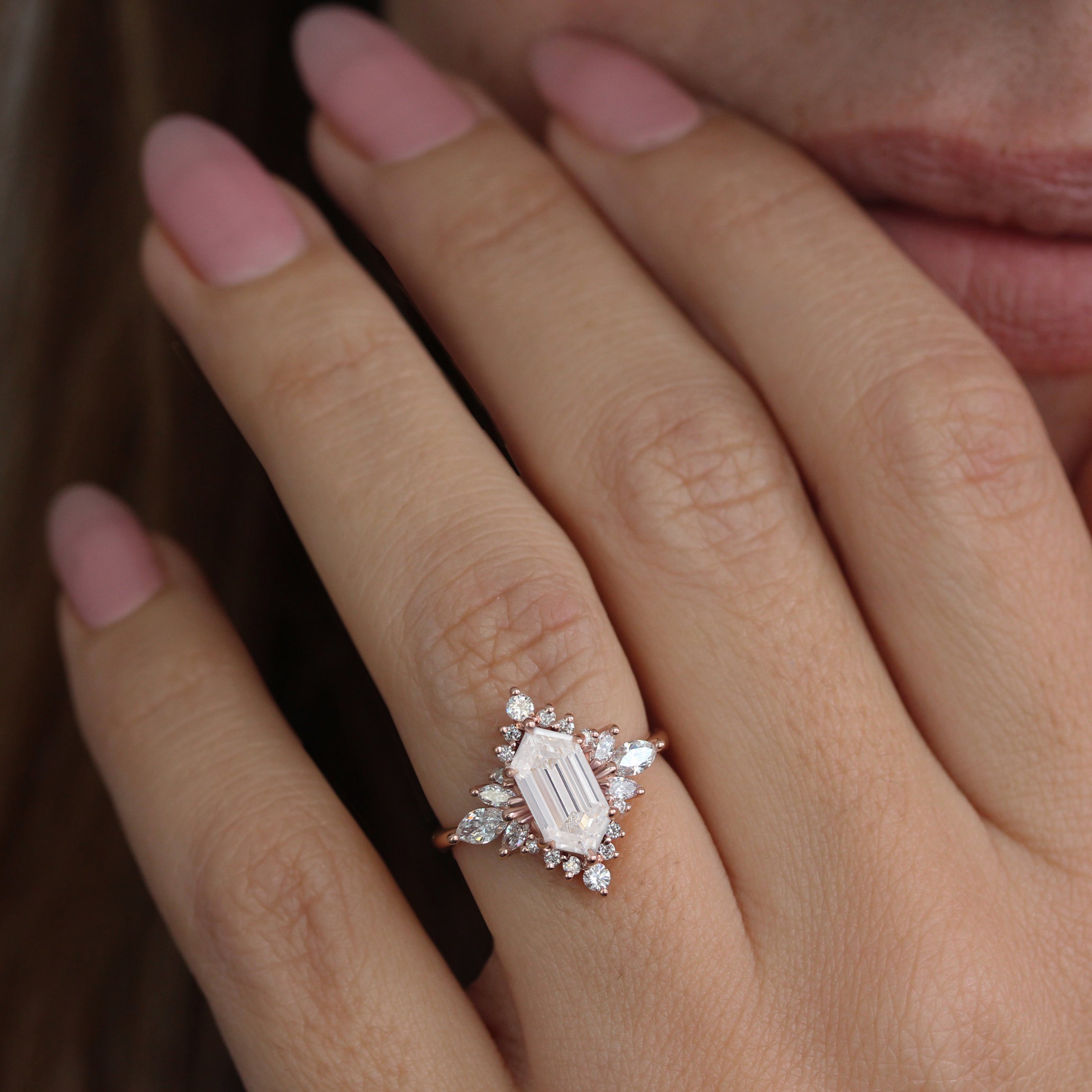 טבעת אירוסין כוכב שמימי נורה מוארכת משושה 1CT Lab יהלומים ויהלומים