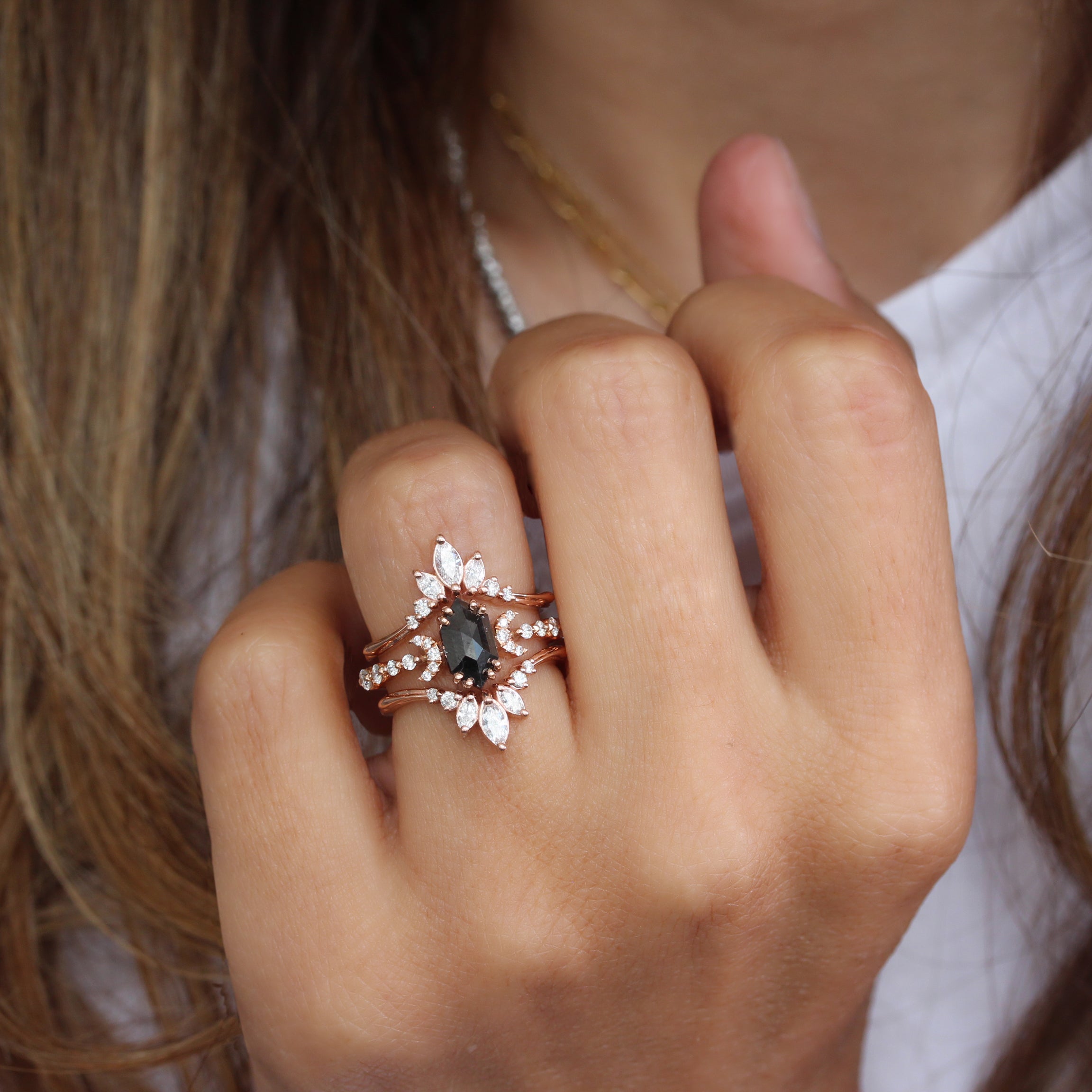 סט טבעות אירוסין שמימיות אלטרנטיביות של יהלום שחור משושה ארוך ו- Danielle Ring Guard