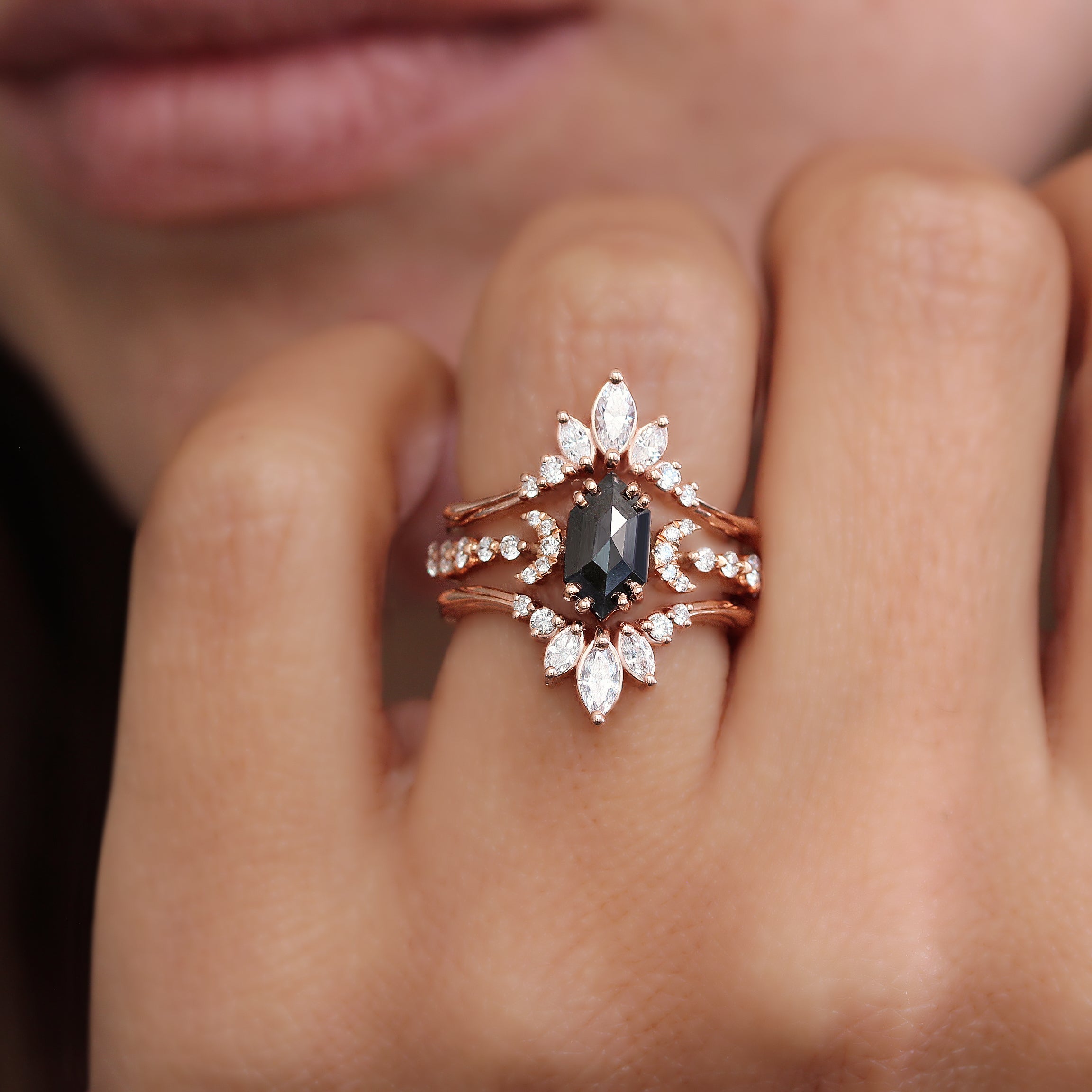 סט טבעות אירוסין שמימיות אלטרנטיביות של יהלום שחור משושה ארוך ו- Danielle Ring Guard