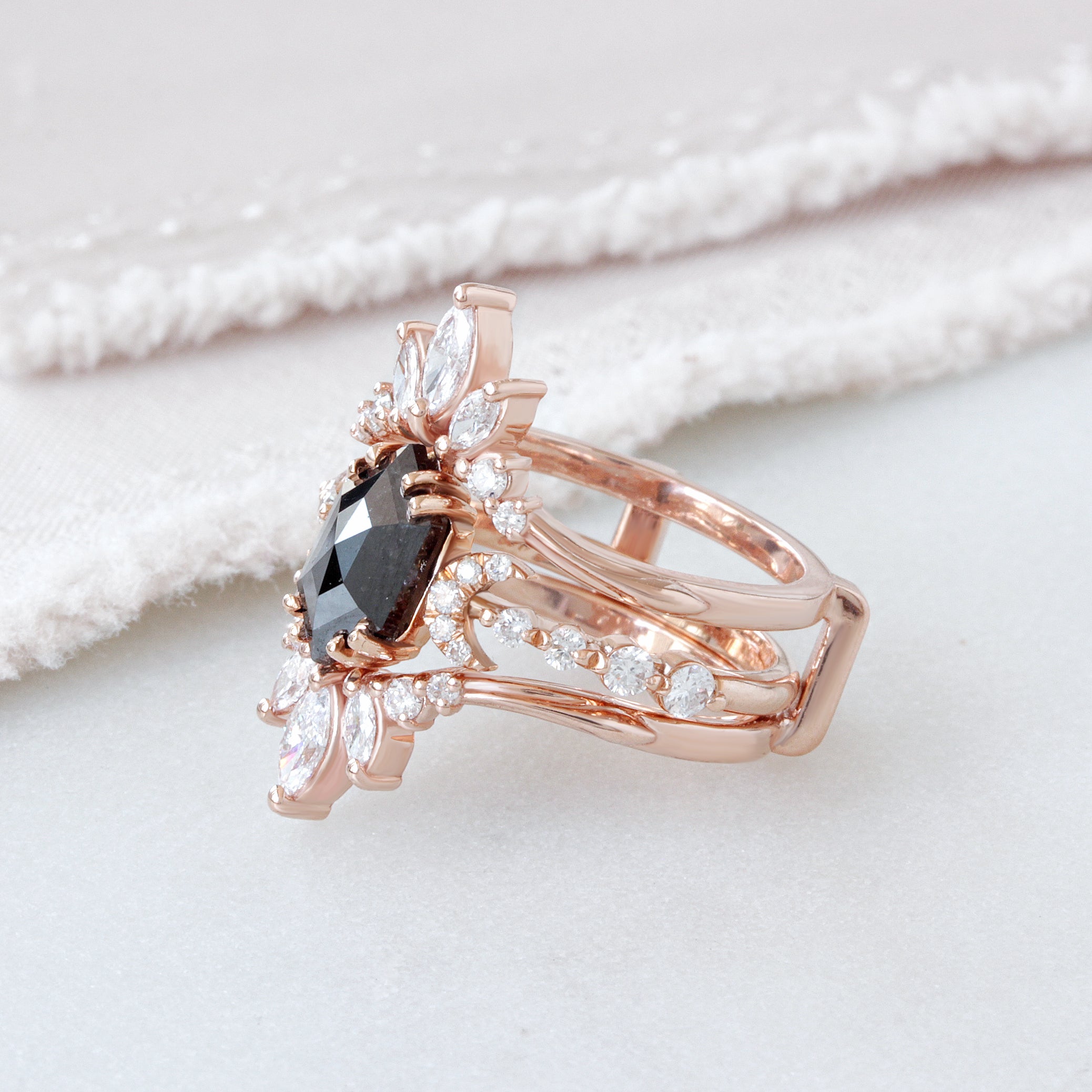 סט טבעות אירוסין שמימיות אלטרנטיביות של יהלום שחור משושה ארוך ו- Danielle Ring Guard