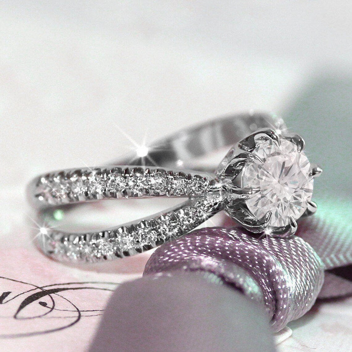 טבעת אירוסין עגולה Diamond Pave Split Shank