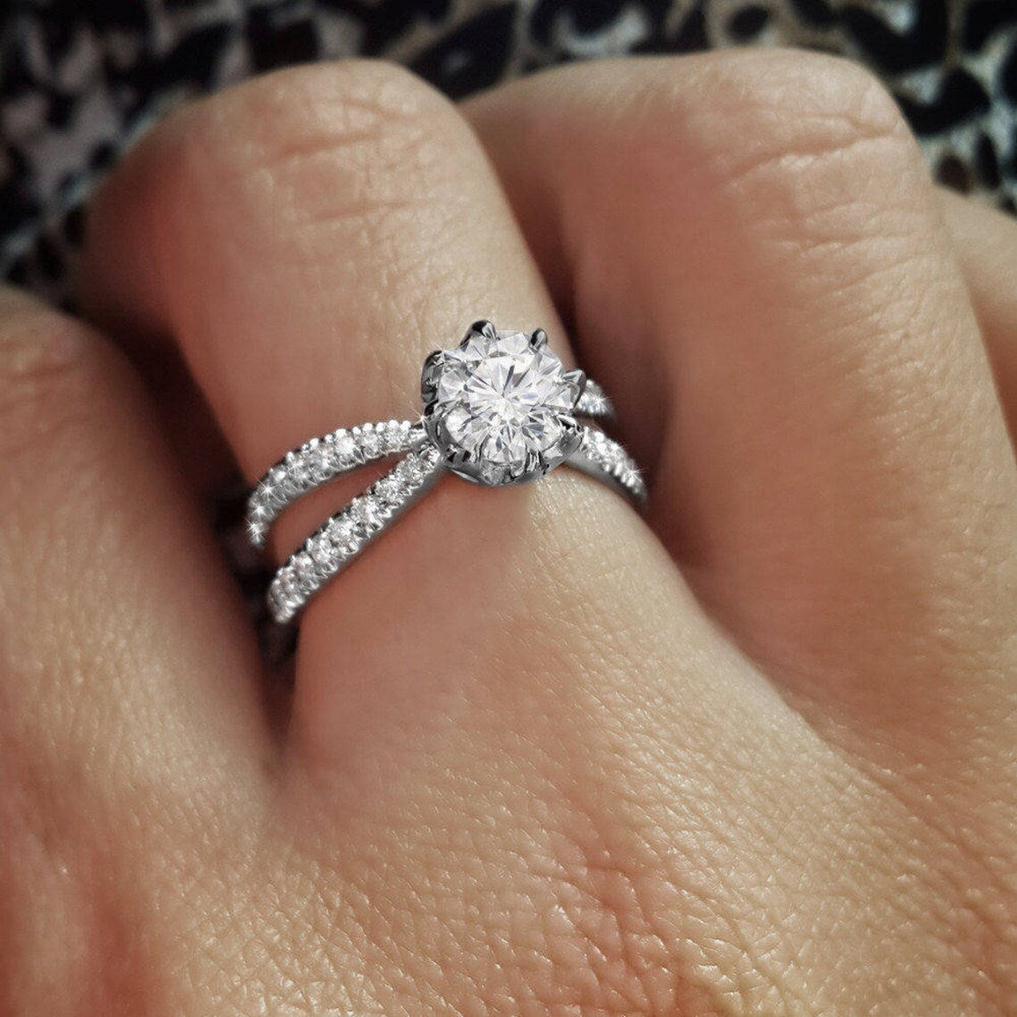טבעת אירוסין עגולה Diamond Pave Split Shank