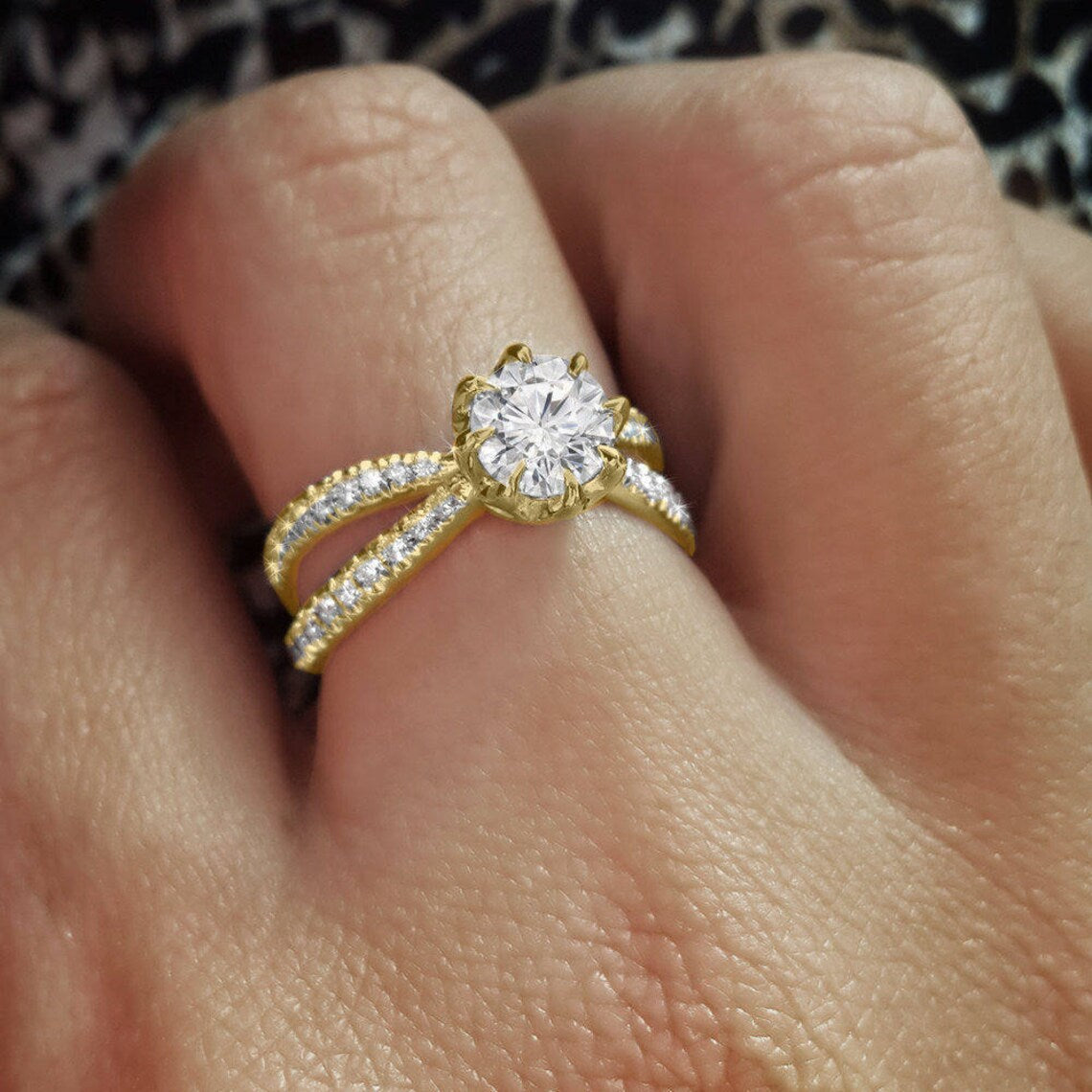 טבעת אירוסין עגולה Diamond Pave Split Shank