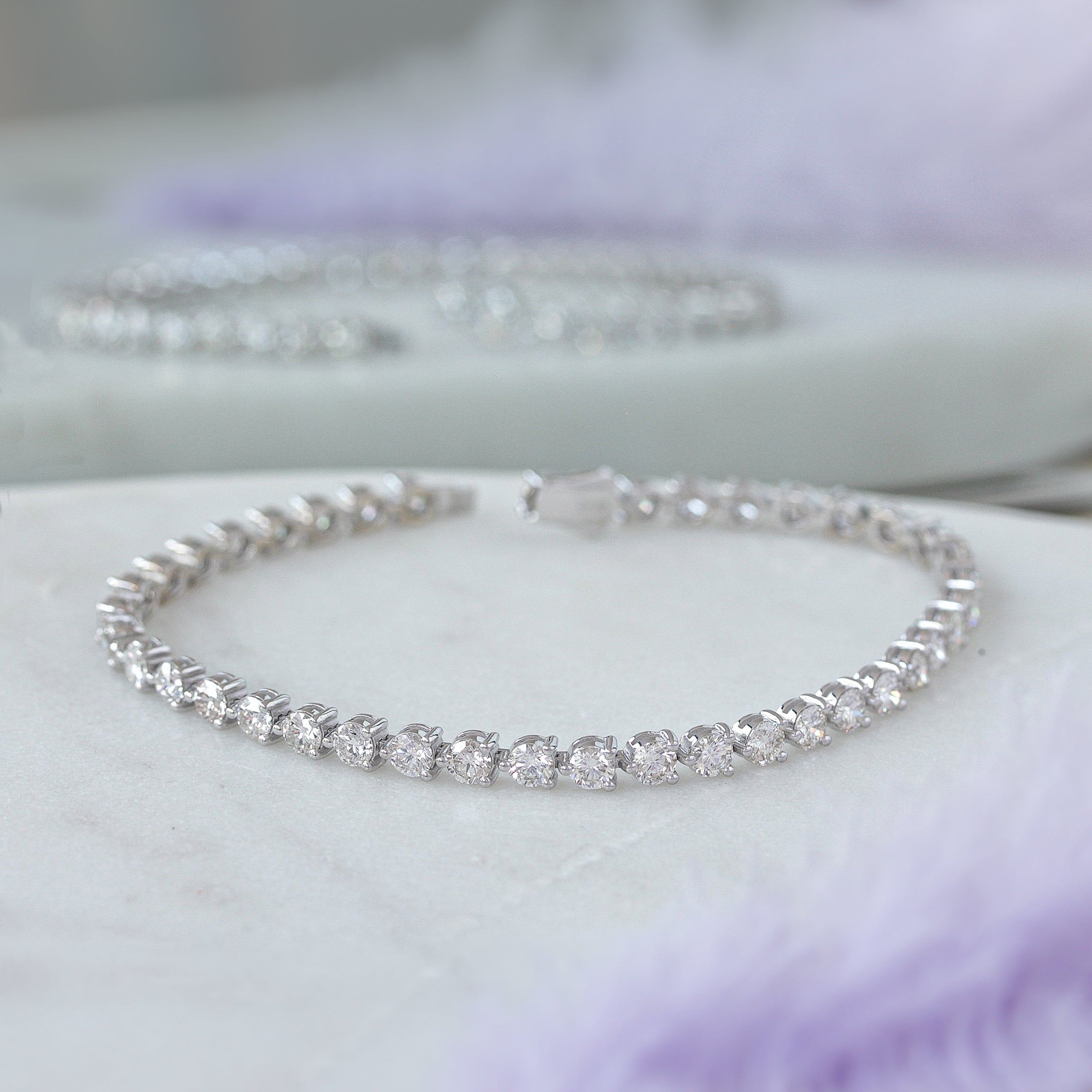 צמיד טניס יהלומים צפים עם שלושה שיניים 7 קראט