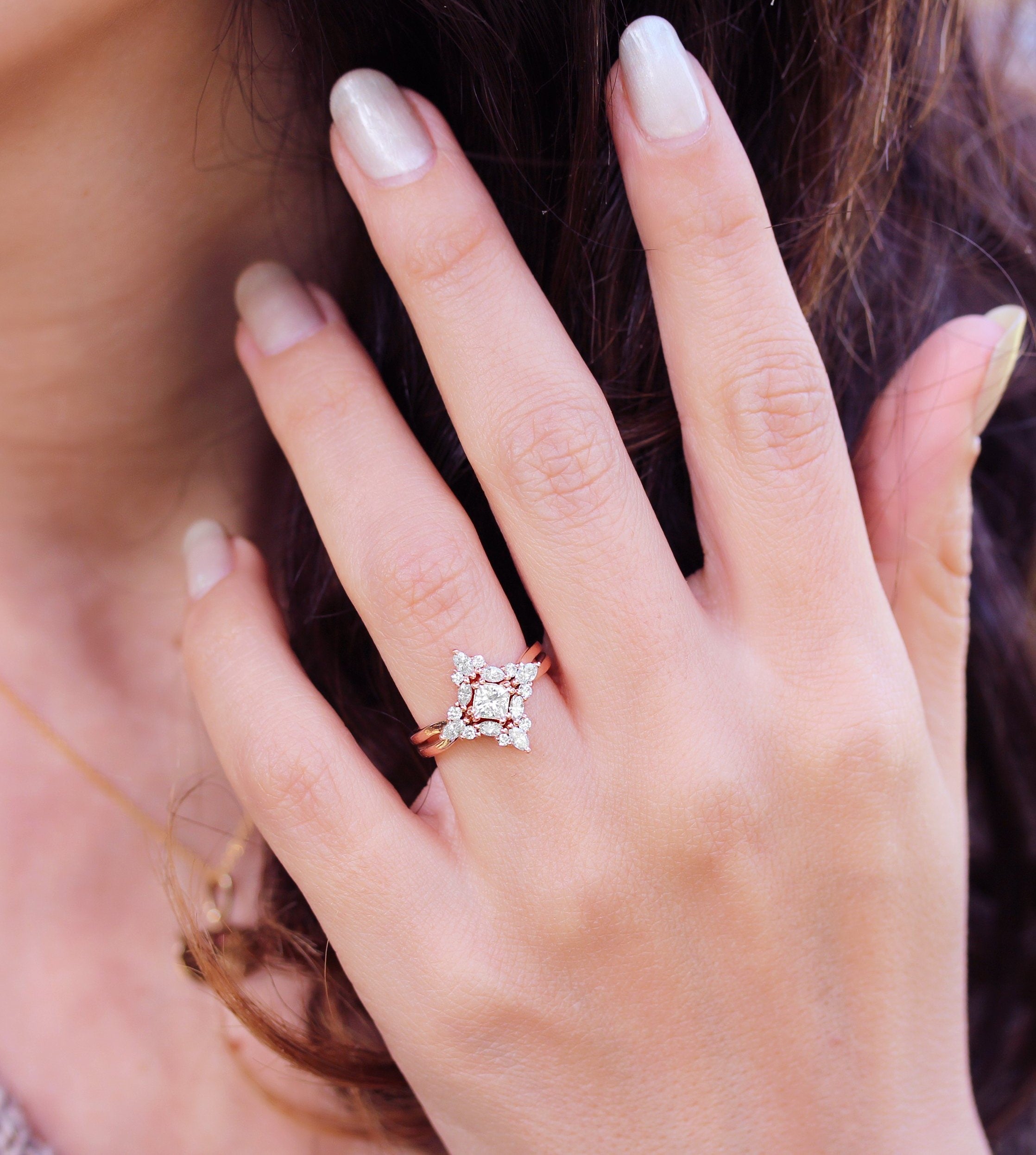 טבעת אירוסין בחיתוך פרינסס, סט שלוש טבעות - אלטאיר ושני סרטי צד של הרמס ♥