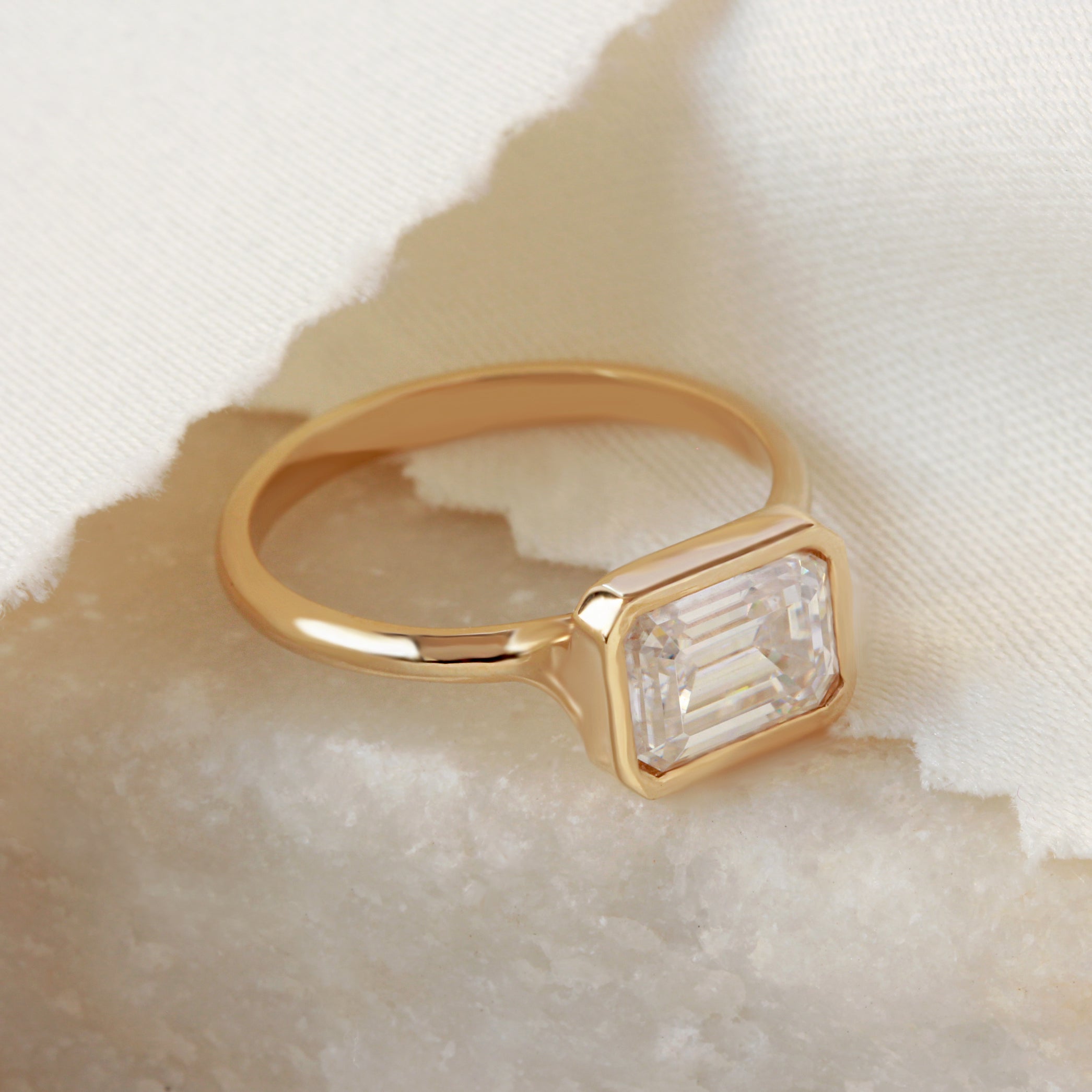 East West Emerald Cut Solitaire טבעת אירוסין - ירקן