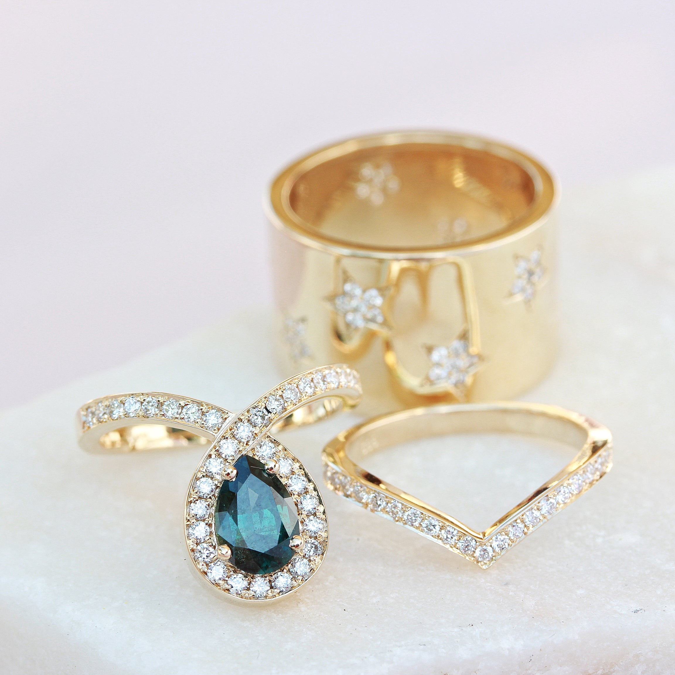 סט טבעות אירוסין ייחודיות של Teal Sapphire & Diamond Halo Loop, Bliss ♥