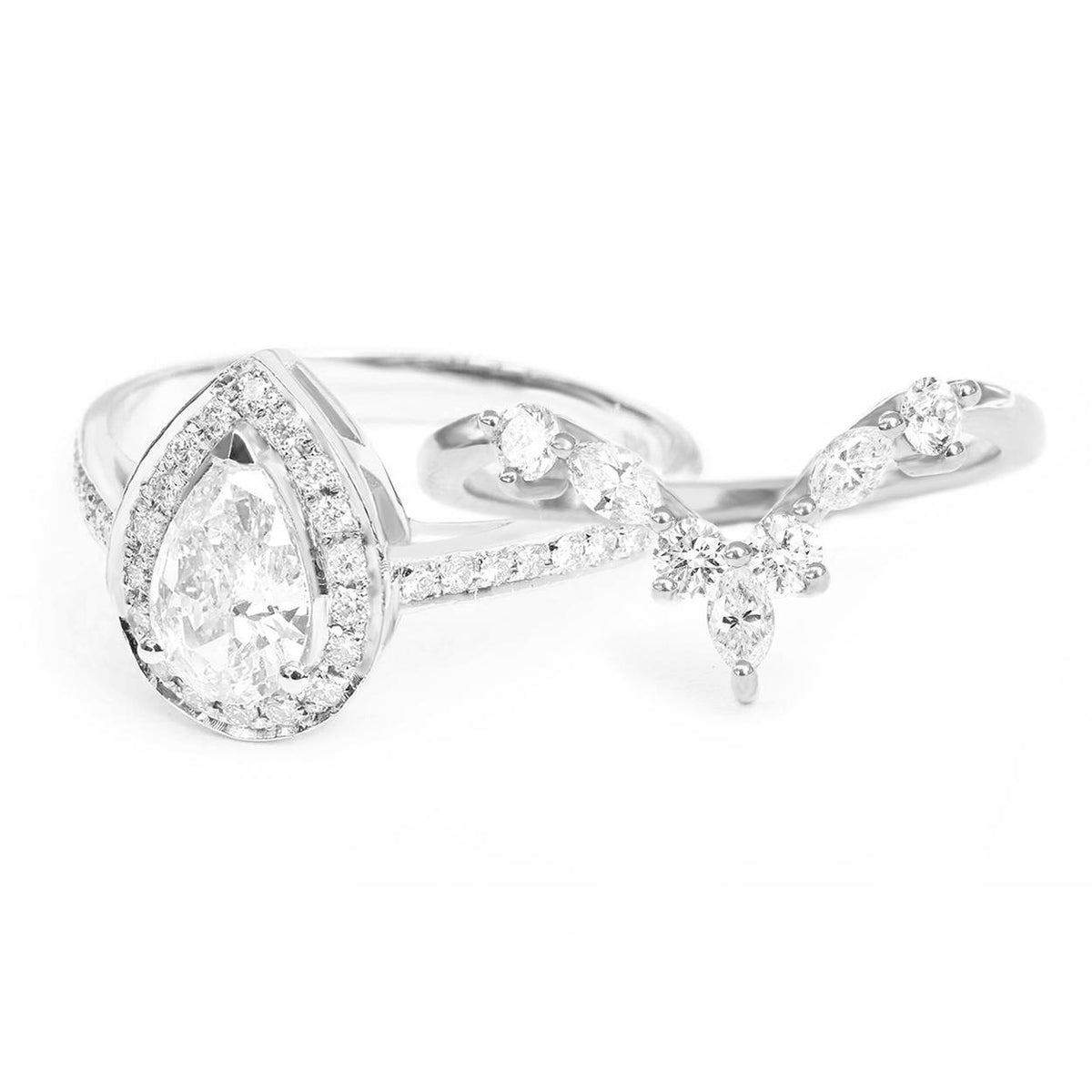 Pear Diamond Halo Nia ושתי להקות "הרמס", סט שלוש טבעות נישואין Nia Trio ♥
