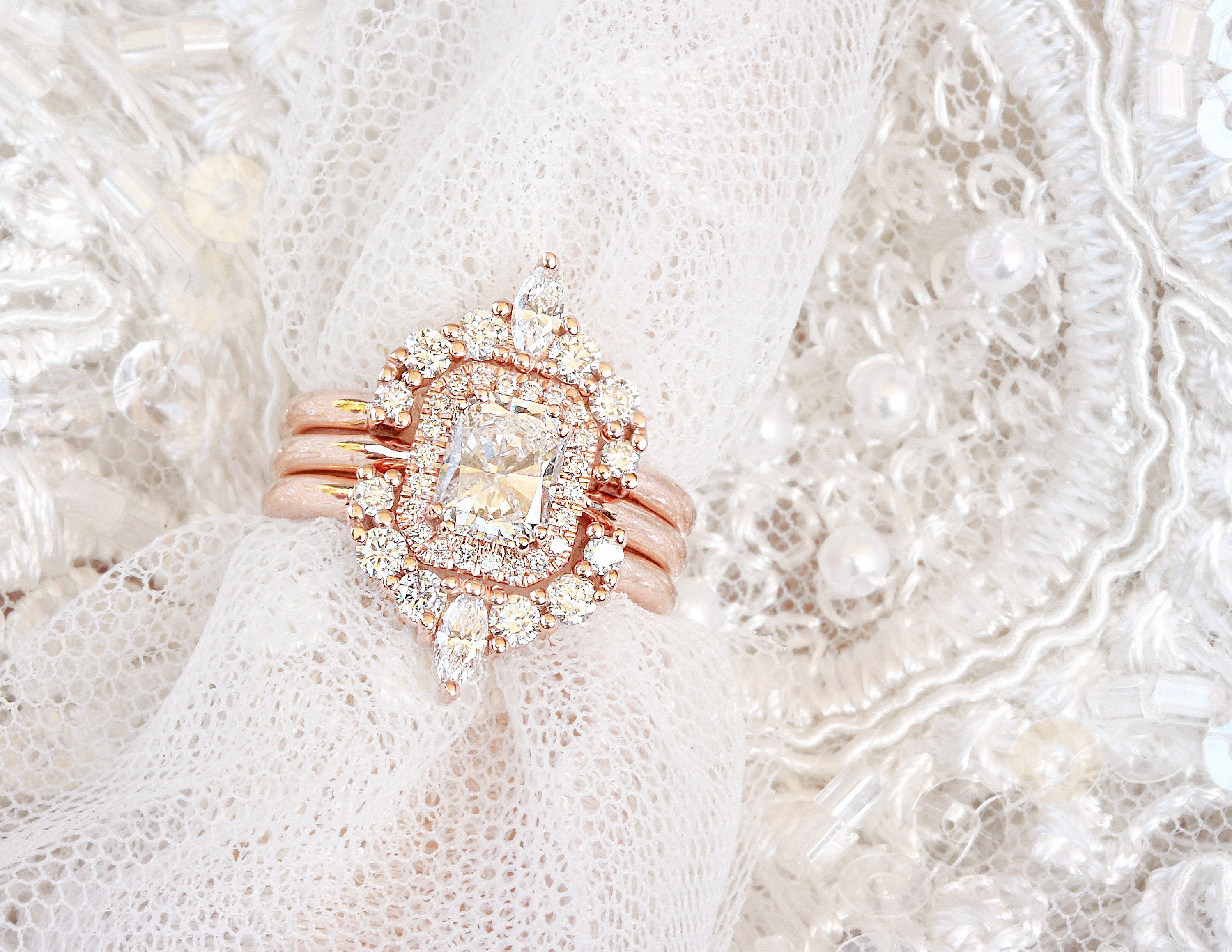 סט חתונה עם שתי טבעות יהלום בגזרת קורן - "נשמה קורנת"