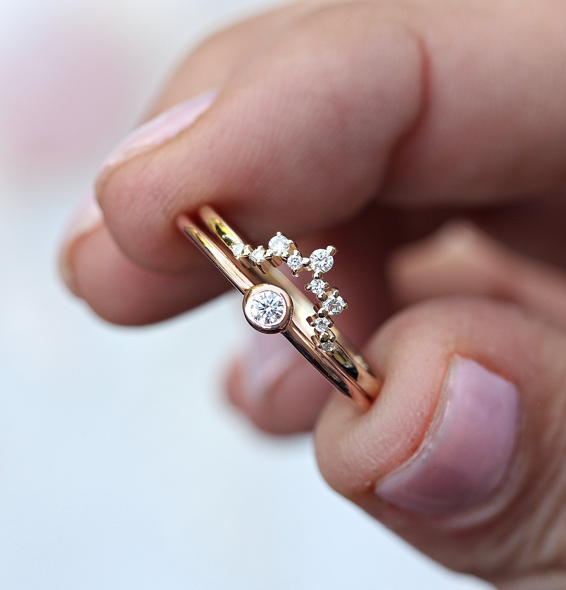 טבעת קינון מעוקלת יהלום, רצועת חתונה בצד - Diamond Dust ♥