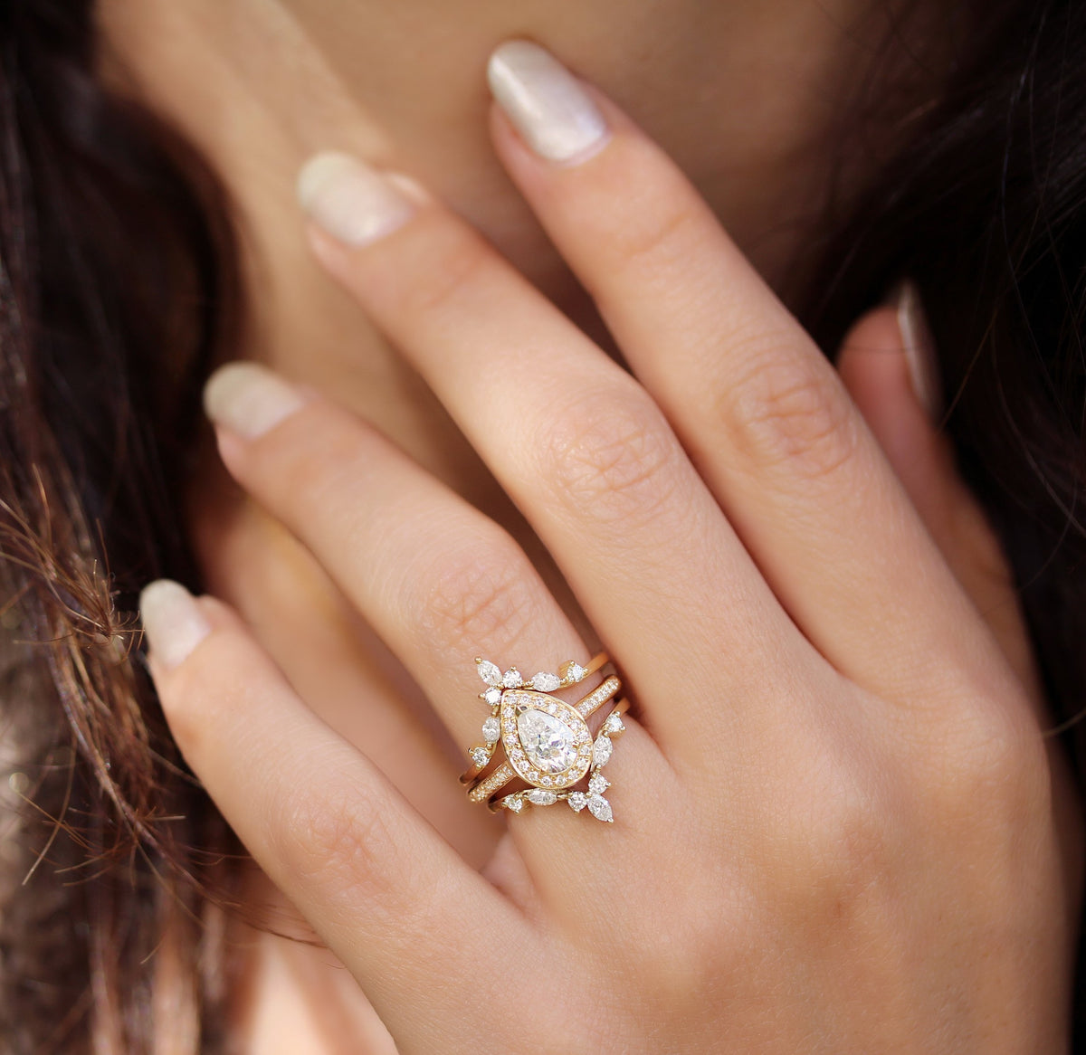 Pear Diamond Halo Nia ושתי להקות "הרמס", סט שלוש טבעות נישואין Nia Trio ♥