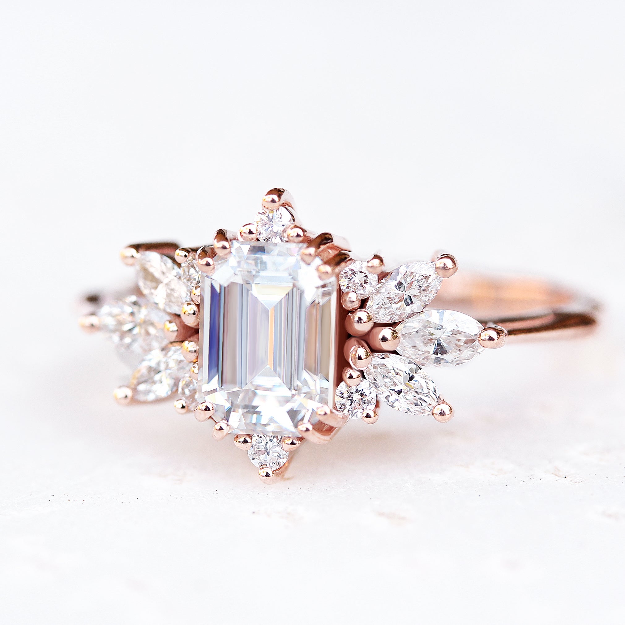 ניצוץ טבעת אירוסין בחיתוך אמרלד עם שני טבעת זהב סניץ'