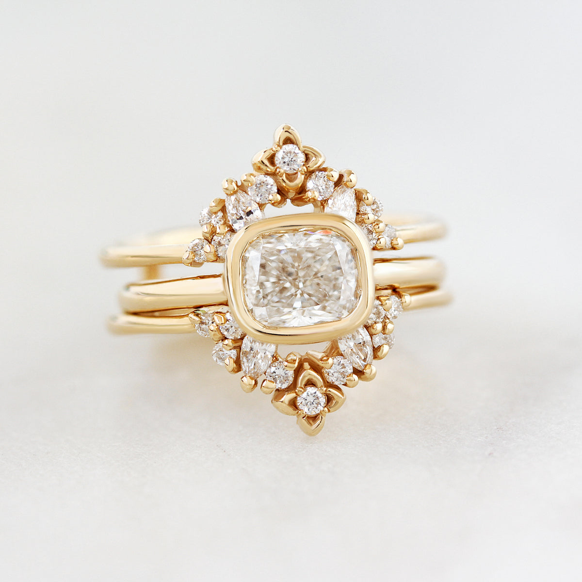 East West Cushion Cut Solitaire Bezel טבעת אירוסין - ירקן