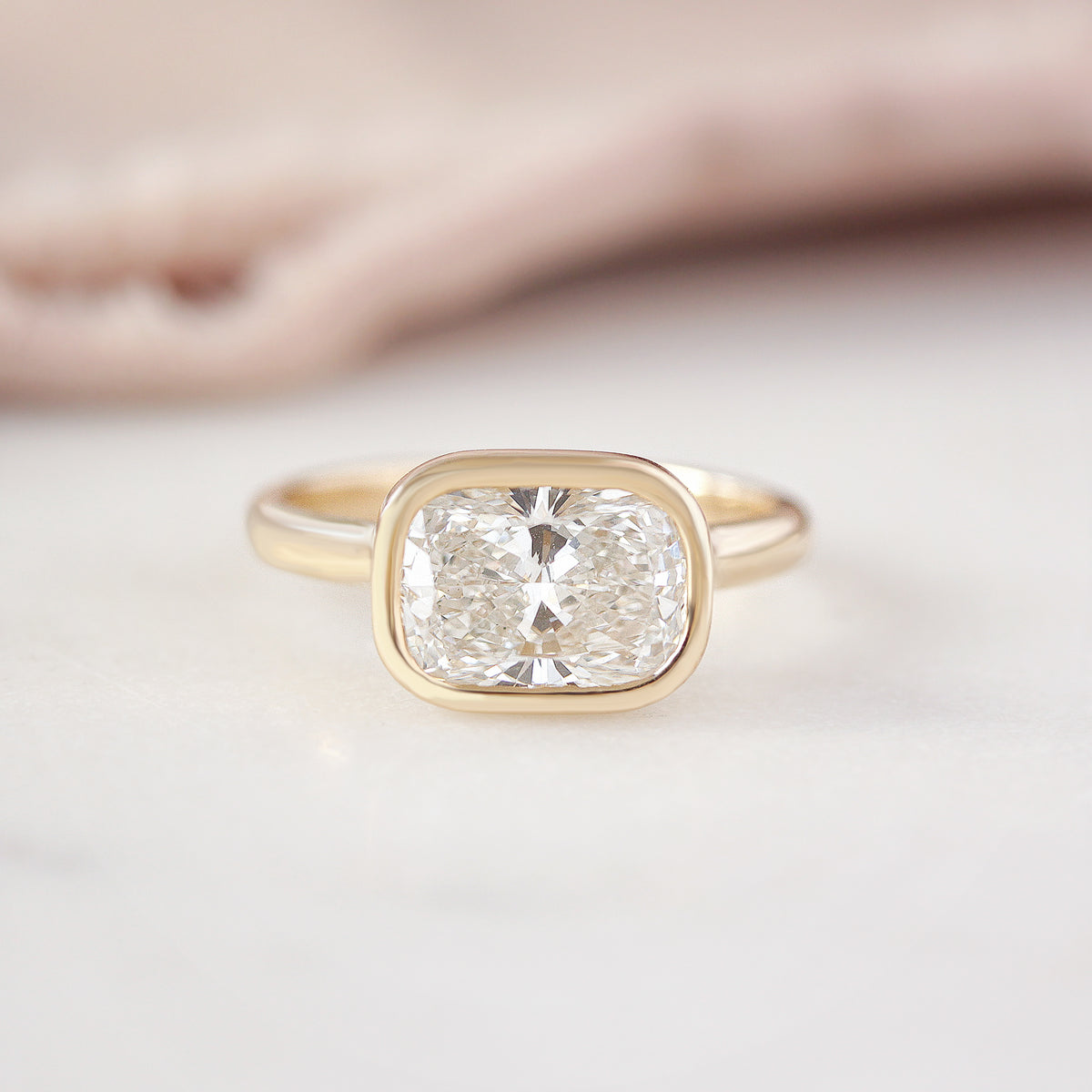 East West Cushion Cut Solitaire Bezel טבעת אירוסין - ירקן