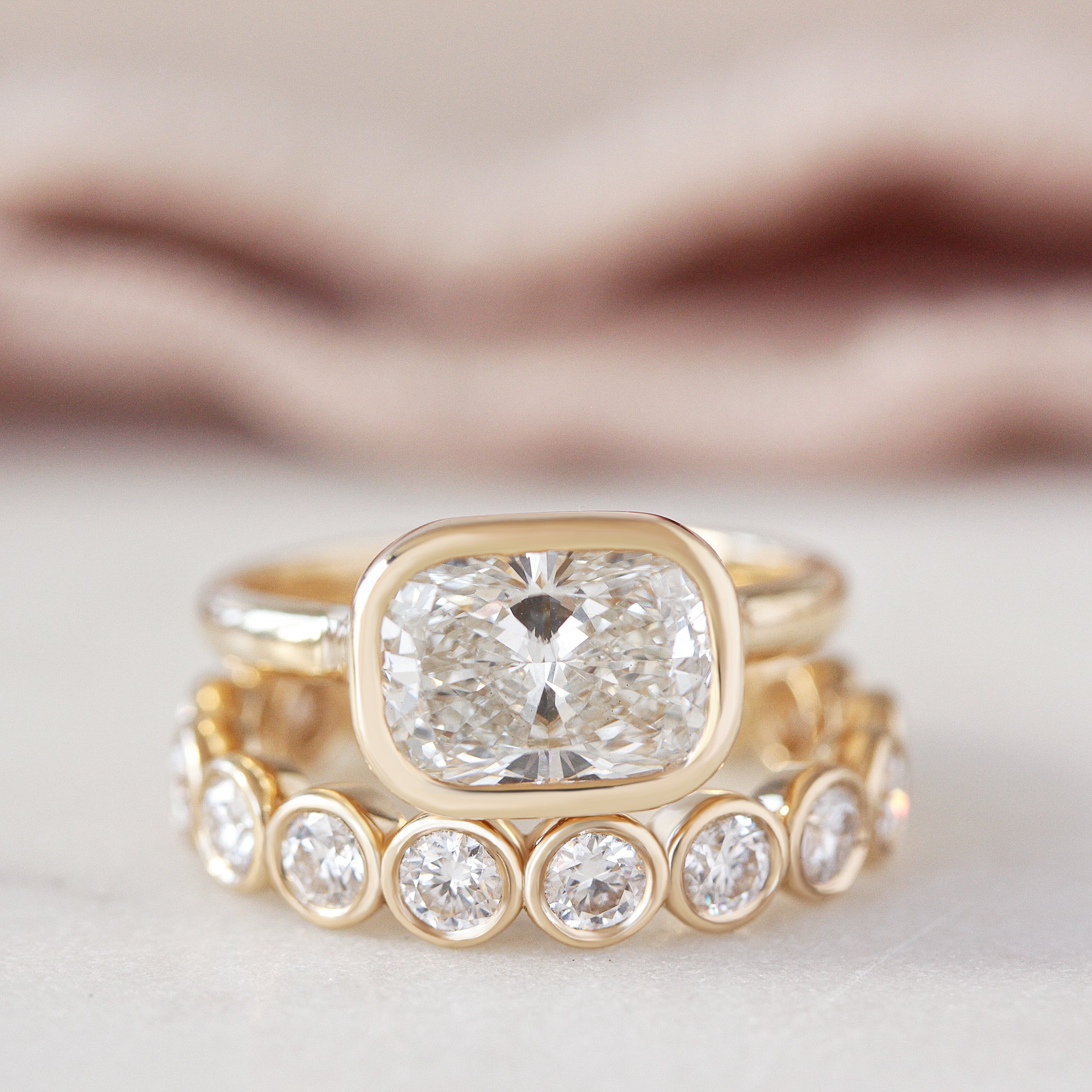 East West Cushion Cut Solitaire Bezel טבעת אירוסין - ירקן