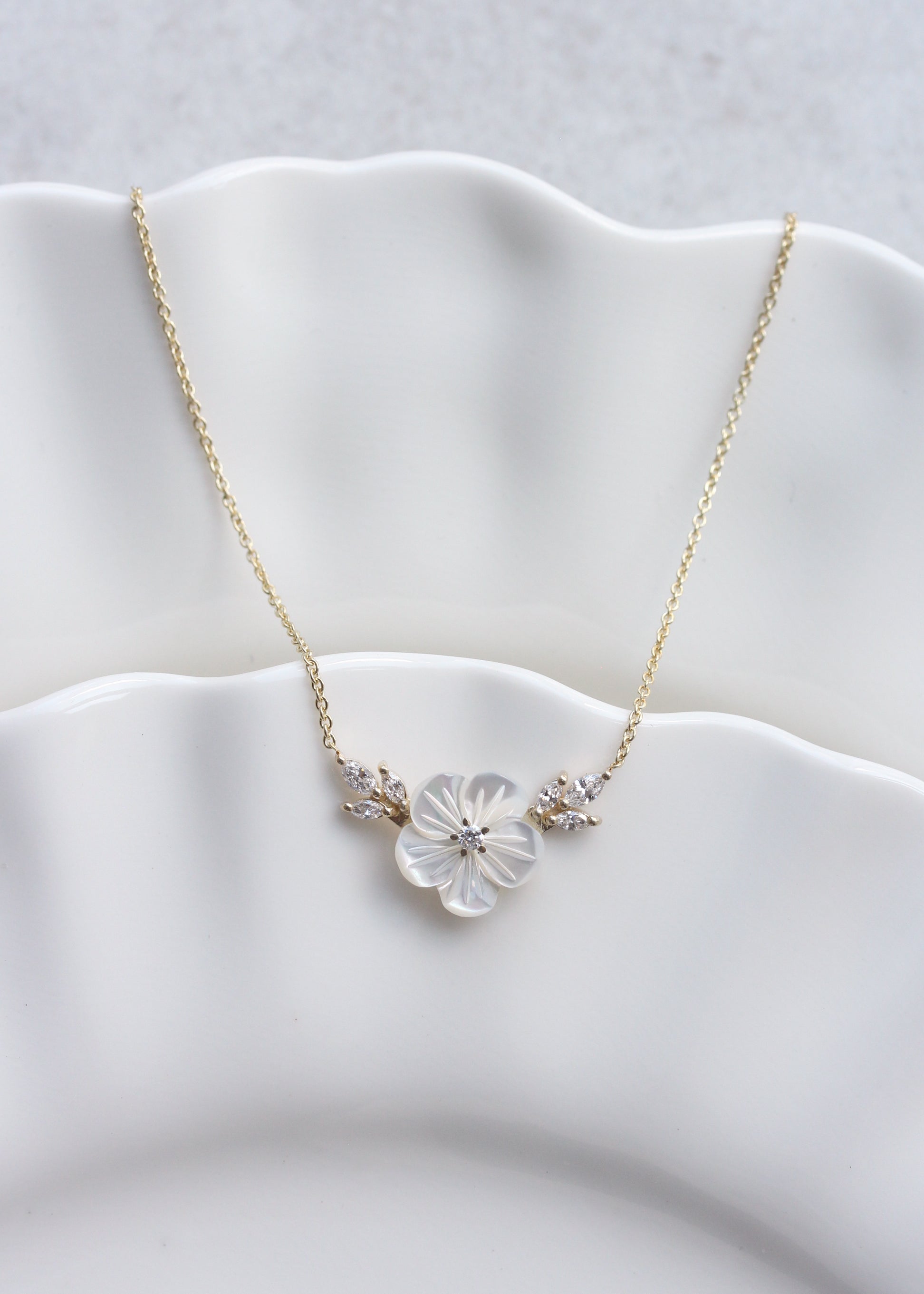 Flower Necklace - Mother of pearls and diamonds necklace Luna Blossom Necklace