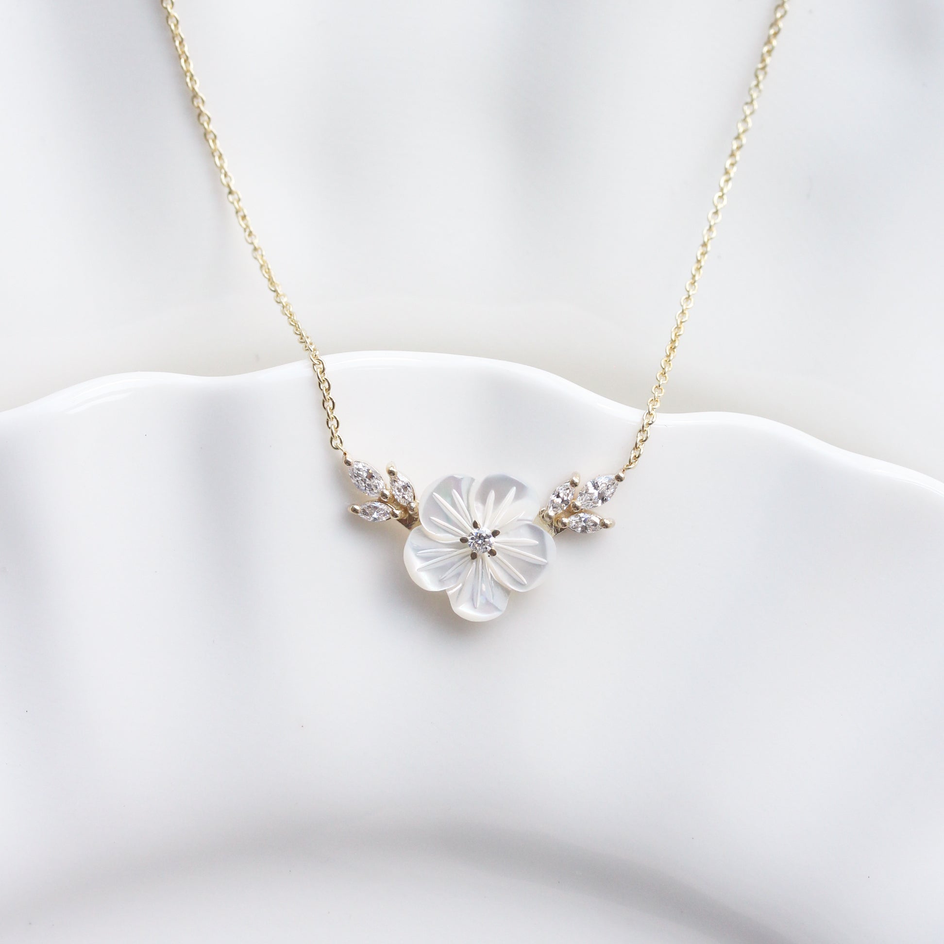 Flower Necklace - Mother of pearls and diamonds necklace Luna Blossom Necklace