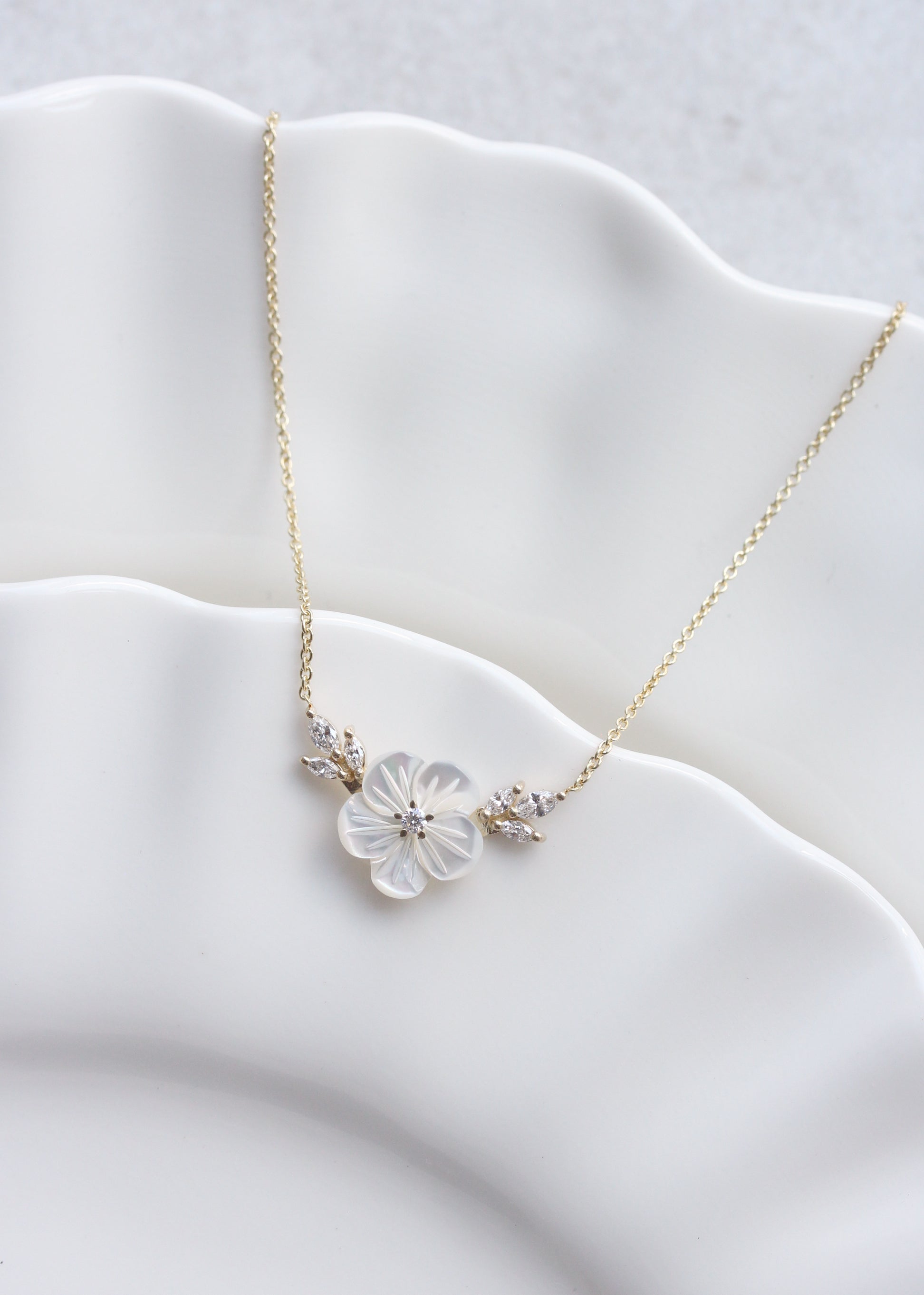 Flower Necklace - Mother of pearls and diamonds necklace Luna Blossom Necklace