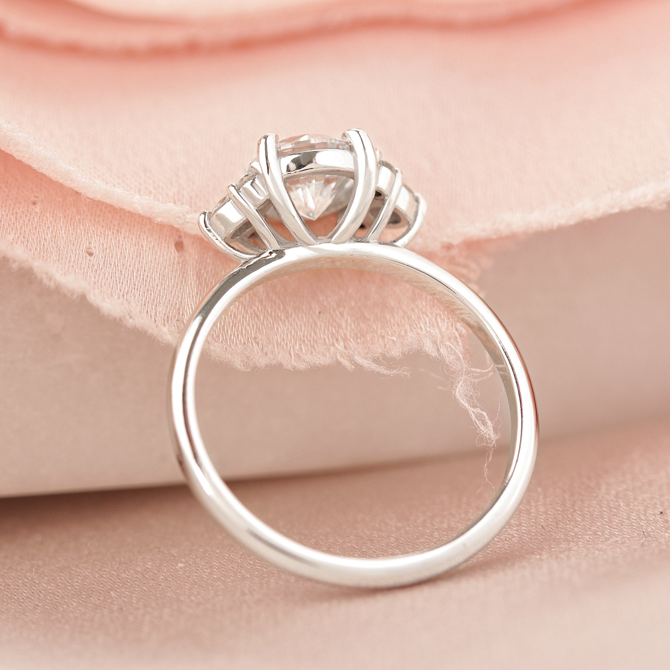 Round Diamond classic Engagement Ring "Isabella" ♥