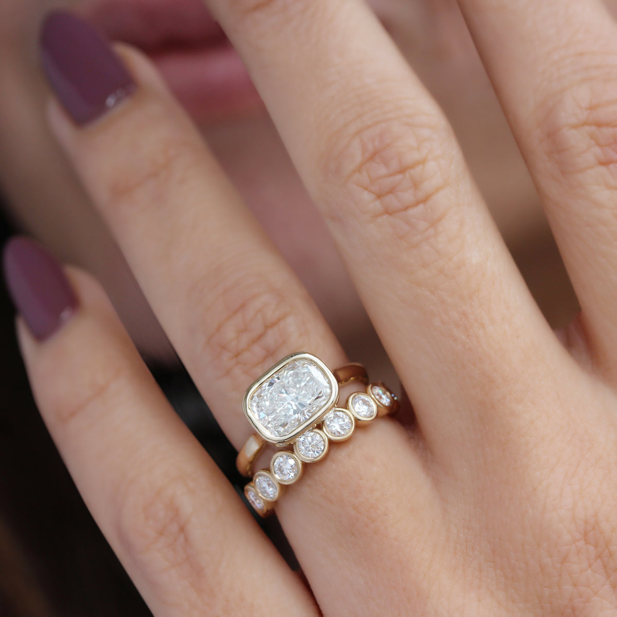 East West Cushion Cut Solitaire Bezel טבעת אירוסין - ירקן