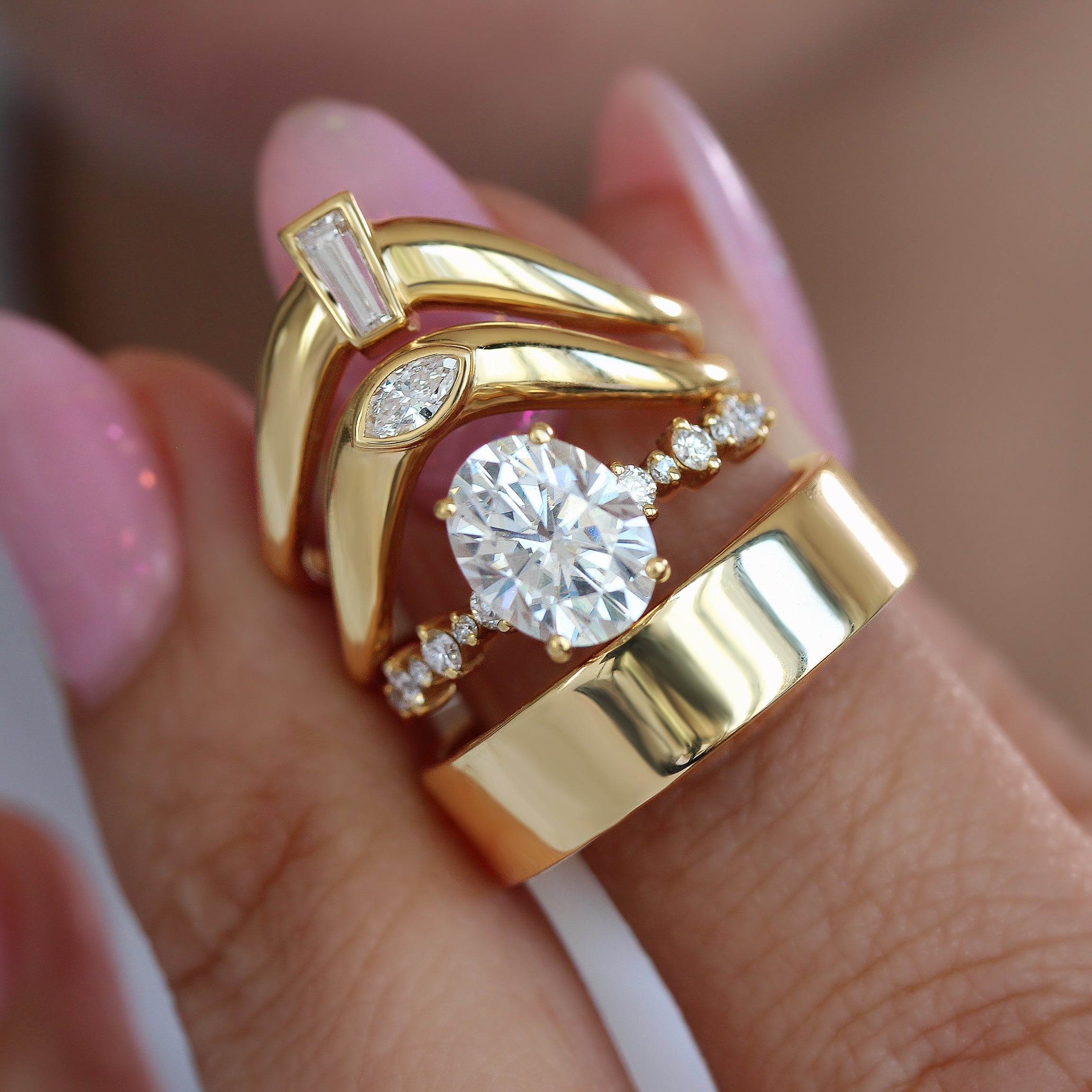 טבעת נישואין מעוקלת Marquise Diamond Gold Statement - מילה