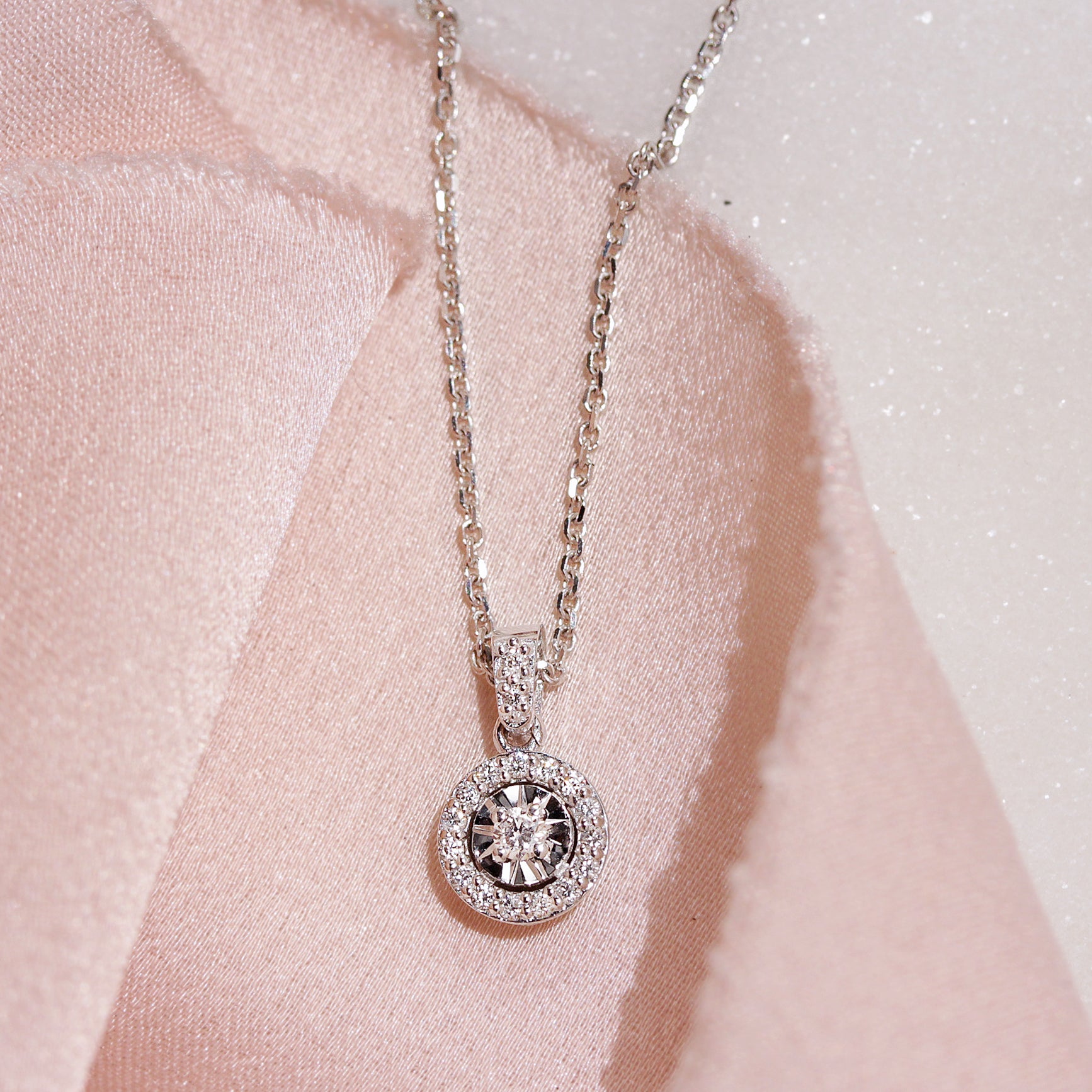 Diamonds halo elegant Pendant Necklace Basic