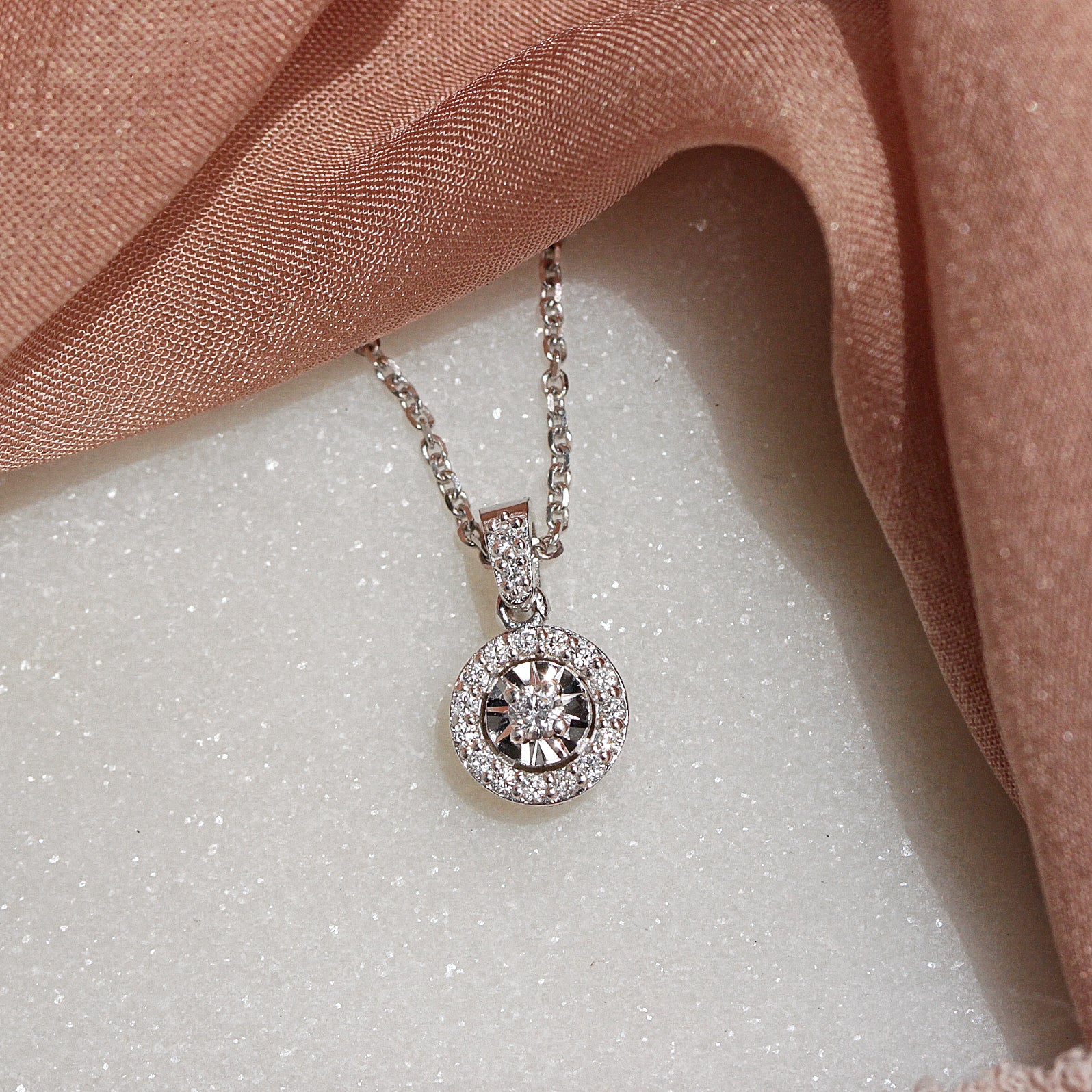 Diamonds halo elegant Pendant Necklace Basic