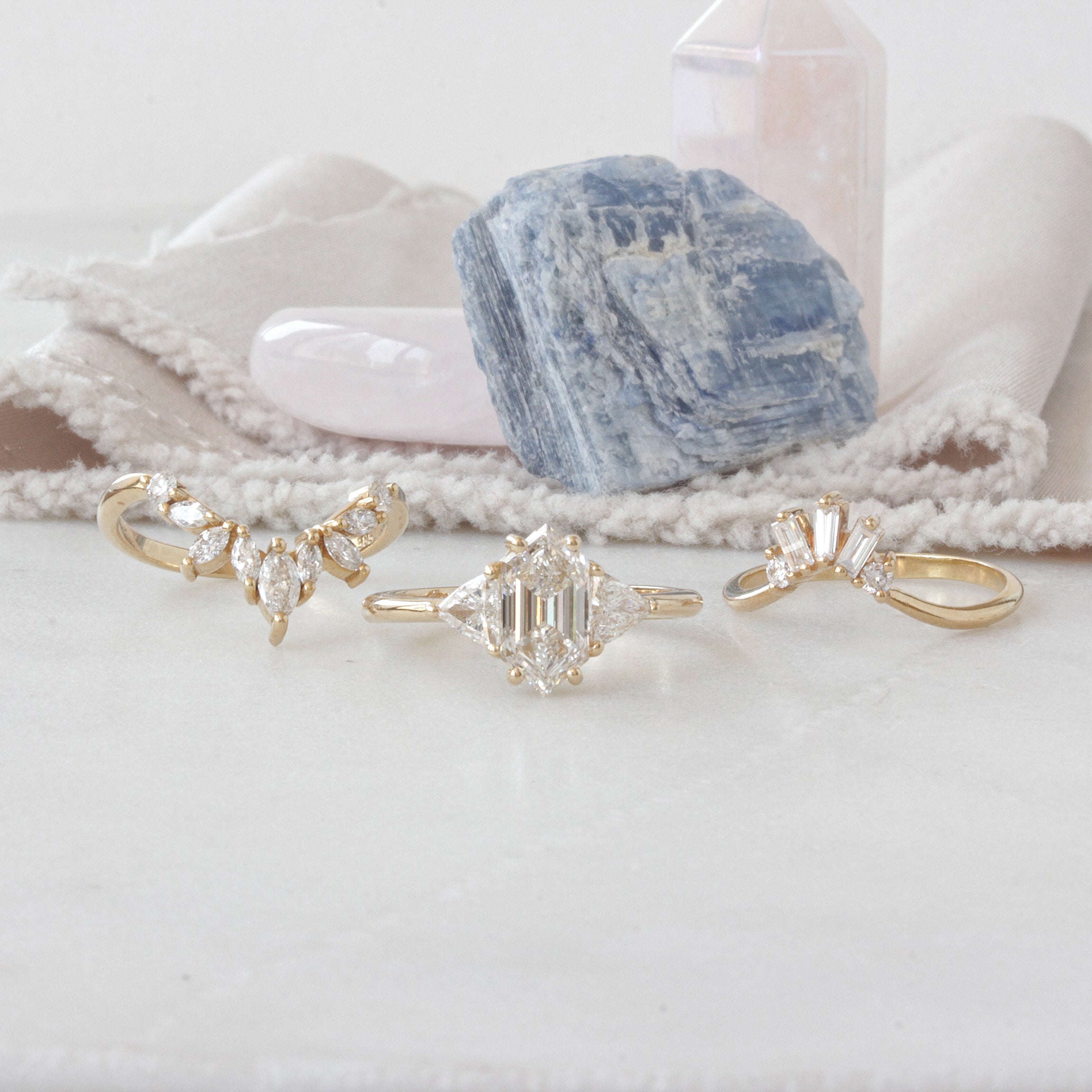 טבעת אירוסין מוארכת של יהלום משושה שלוש אבנים