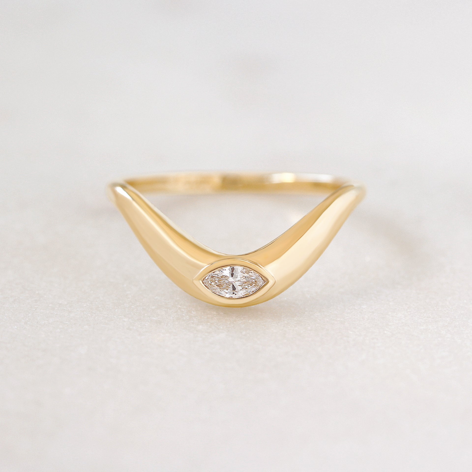 טבעת נישואין מעוקלת Marquise Diamond Gold Statement - מילה