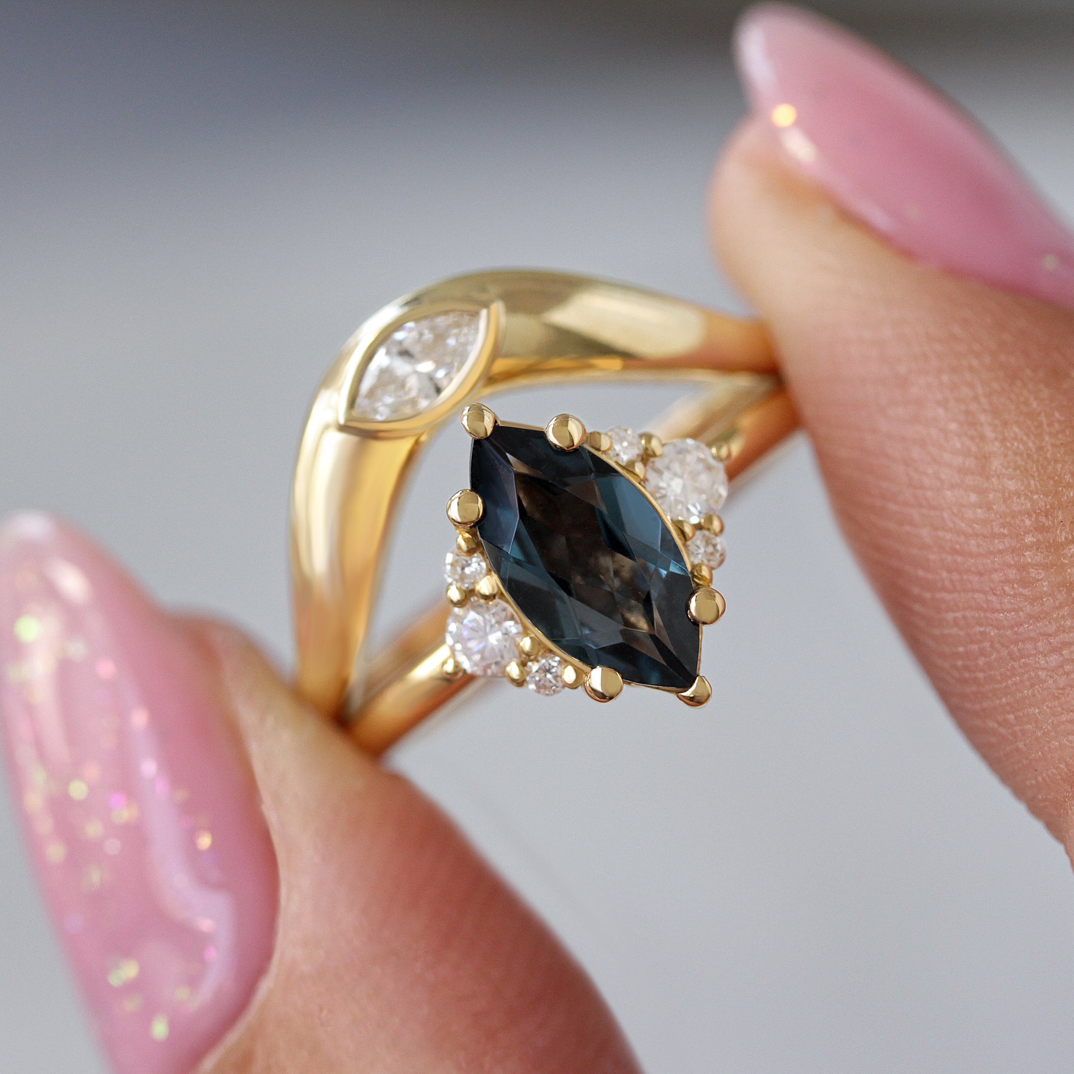 טבעת נישואין מעוקלת Marquise Diamond Gold Statement - מילה