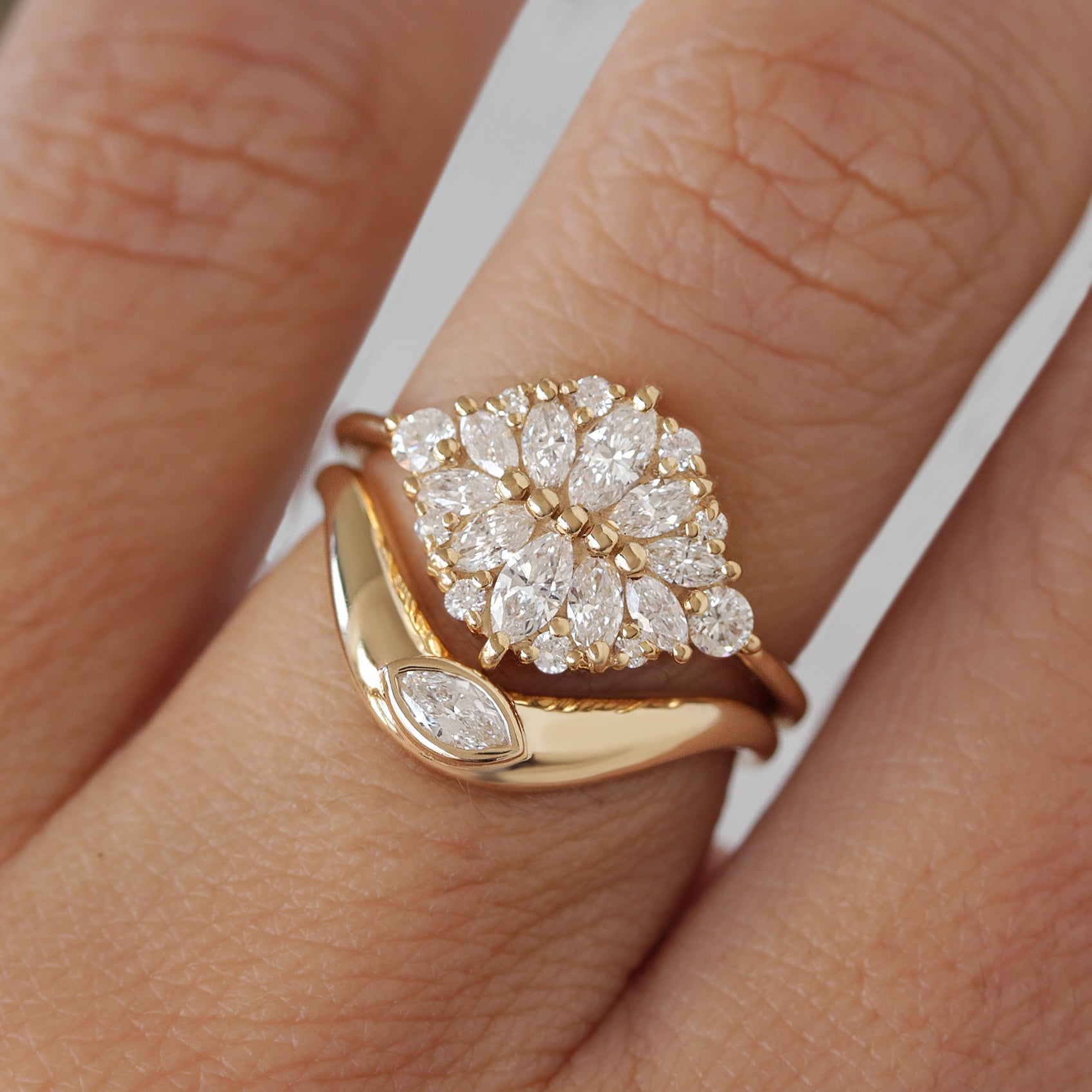 טבעת נישואין מעוקלת Marquise Diamond Gold Statement - מילה