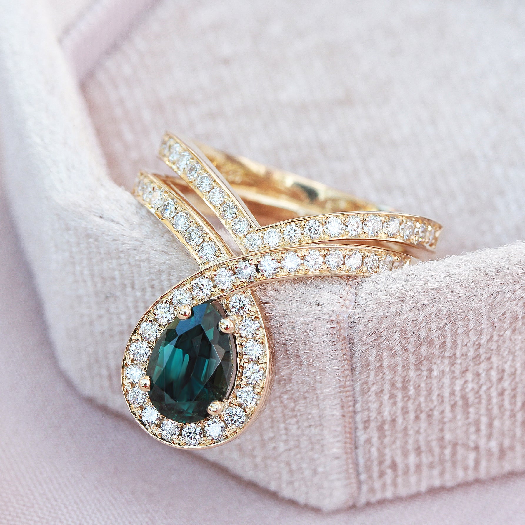 סט טבעות אירוסין ייחודיות של Teal Sapphire &amp; Diamond Halo Loop, Bliss ♥