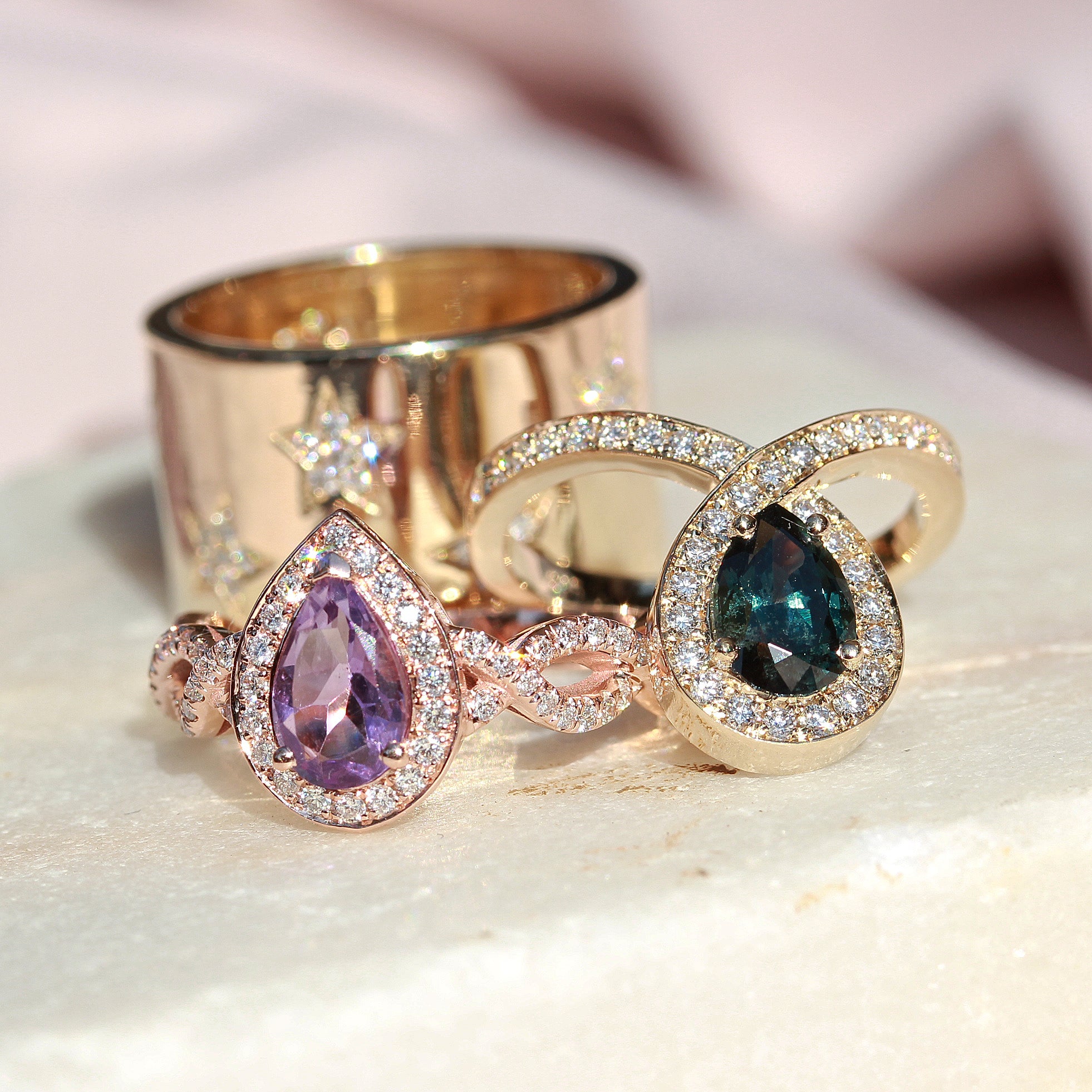 סט טבעות אירוסין ייחודיות של Teal Sapphire &amp; Diamond Halo Loop, Bliss ♥