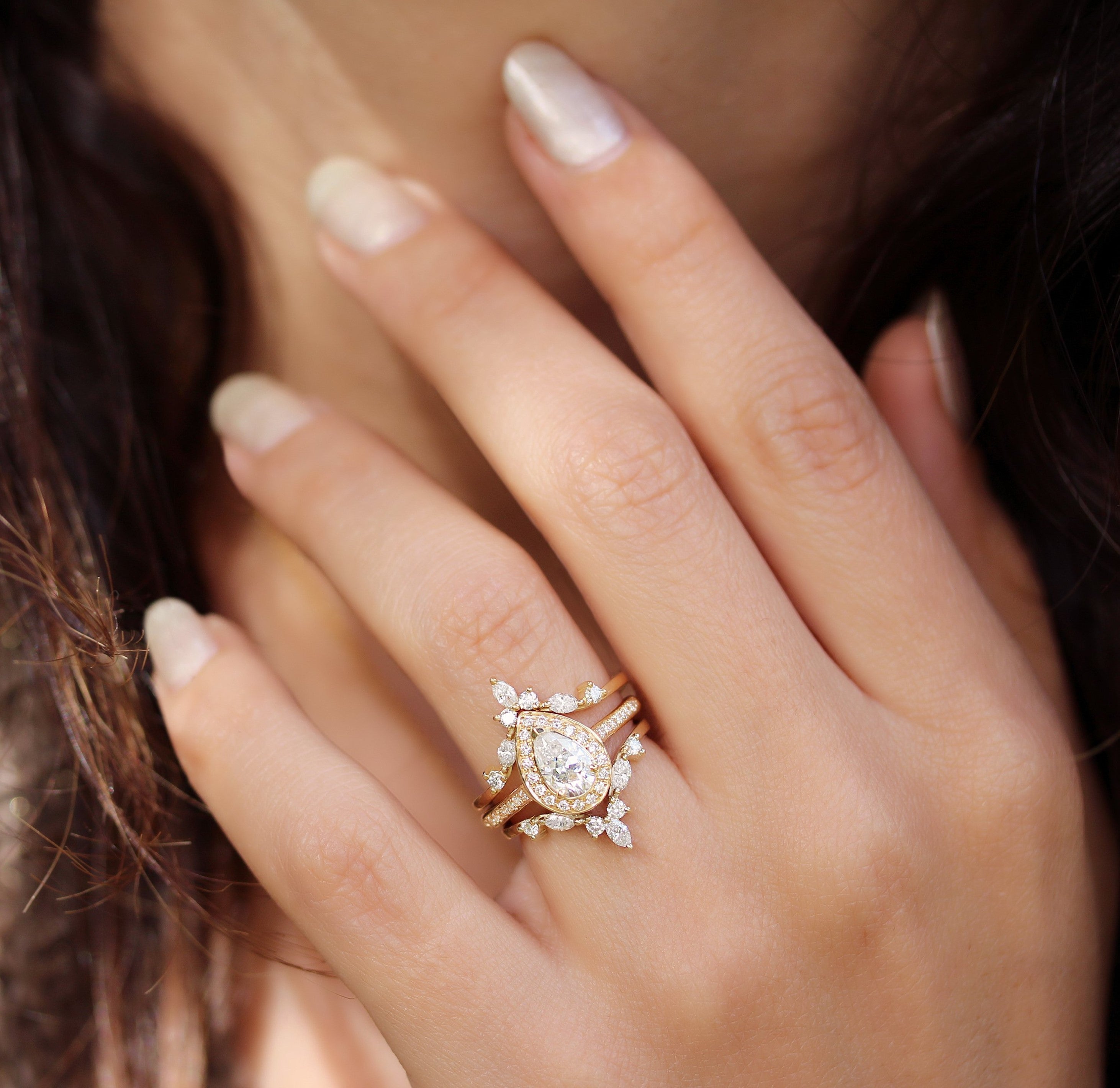 Pear Diamond Halo Nia ושתי להקות "הרמס", סט שלוש טבעות נישואין Nia Trio ♥